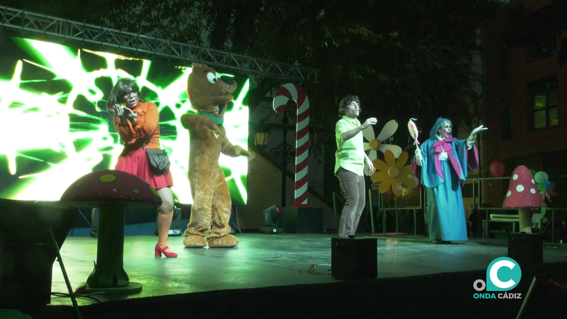 Un momento de la actuación infantil en el escenario de la plaza de España.