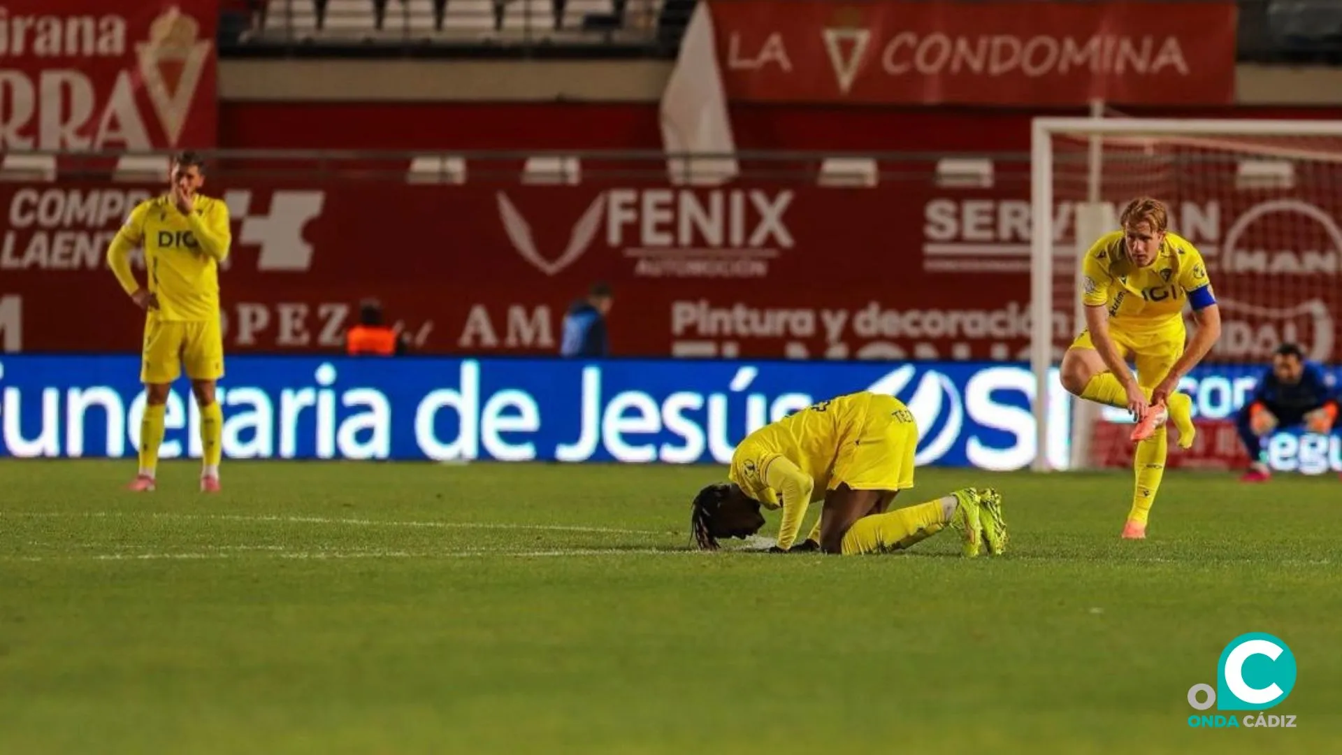 Los jugadores del conjunto cadista se lamentan en una acción del encuentro (Foto: Cádiz CF)