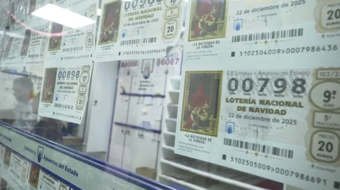 Los gaditanos confian en que algún año pueda caer el Gordo en alguna de las administraciones