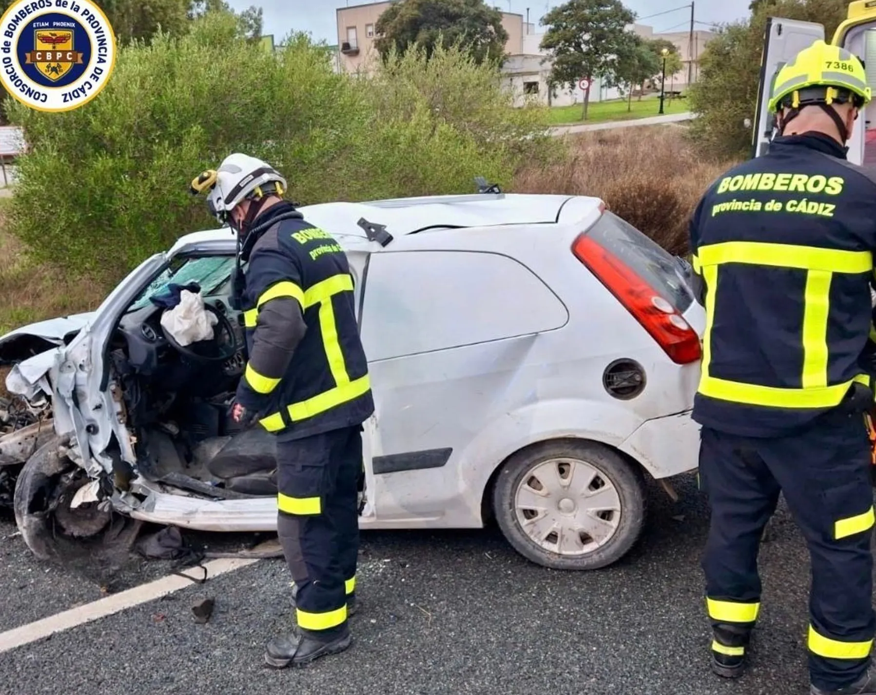 Bomberos actuan en el lugar del siniestro