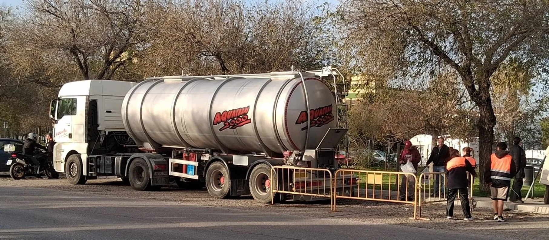 Camión cisterna para dar servicio a vecinos afectados