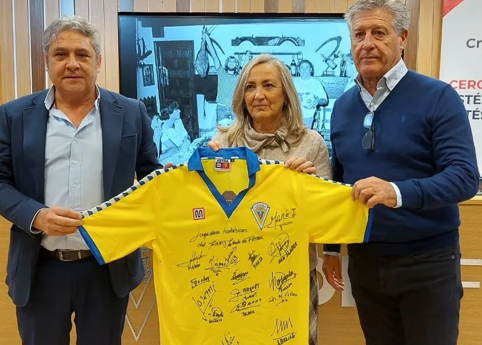 Protagonistas con el peculiar premio tras el acto de presentación