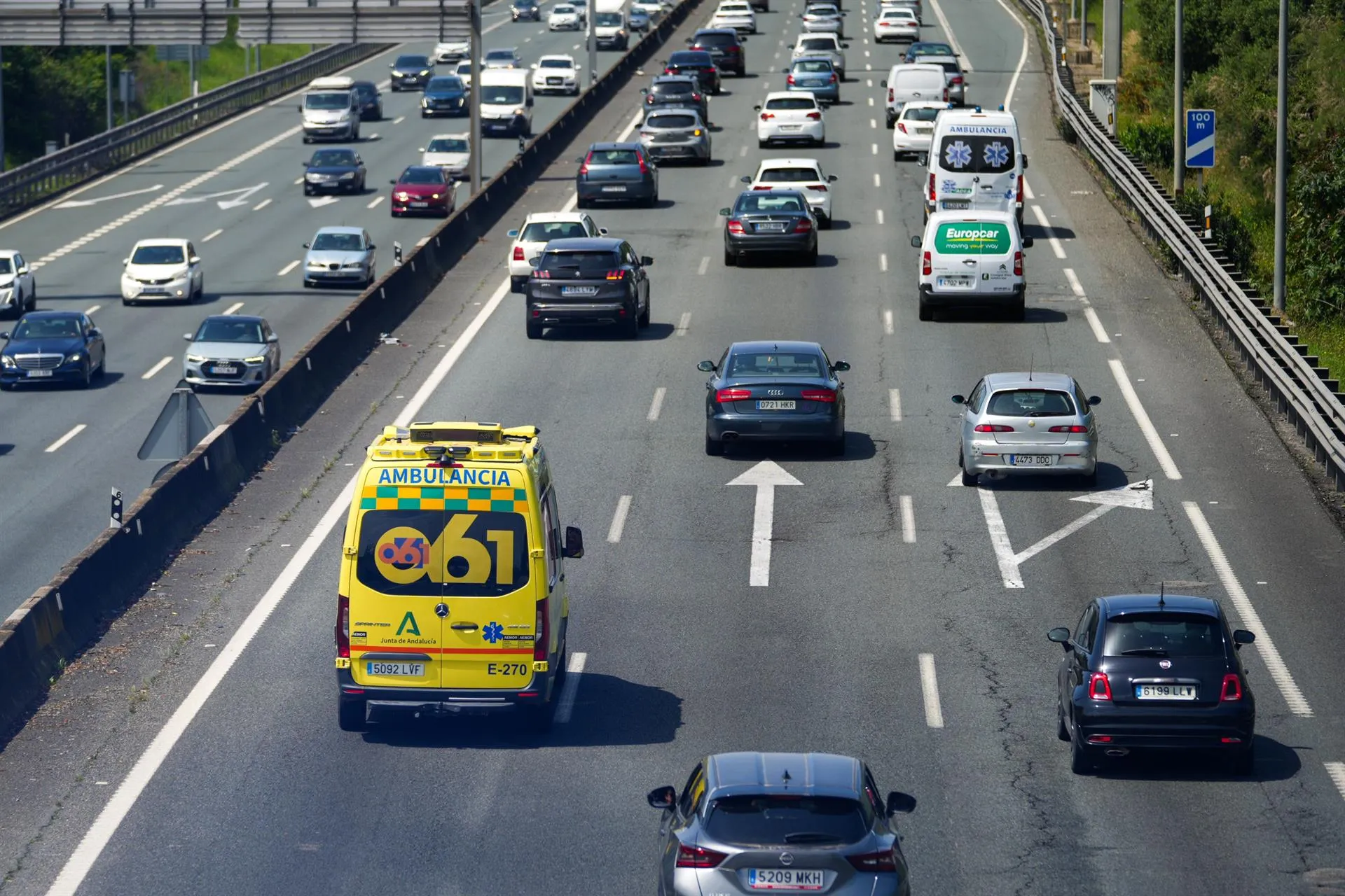 Vehículos circulando en carreteras andaluzas.