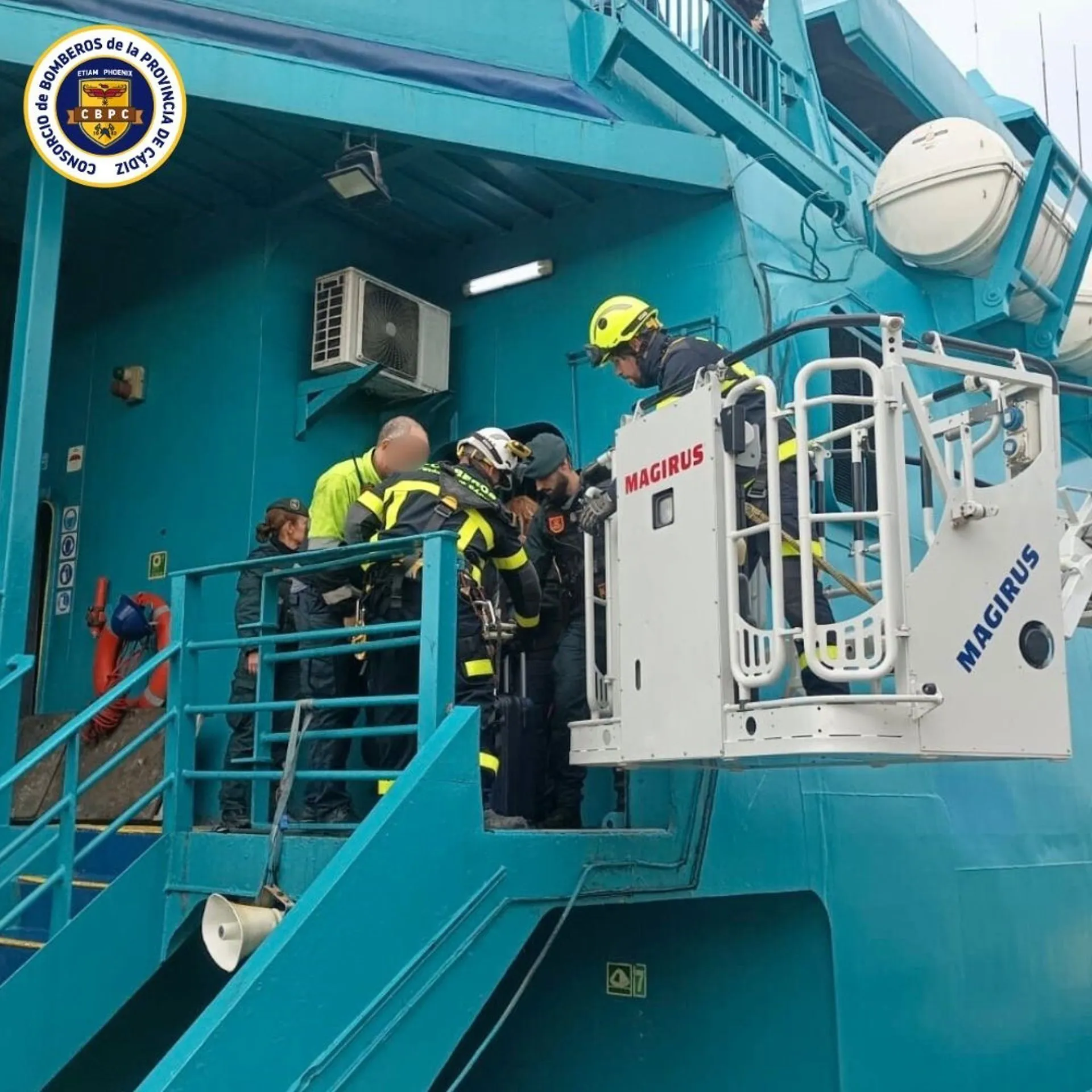 Efectivos de Bomberos y Policía Portuaria ayudan a desembarcar a los pasajeros del buque averiado en Tarifa.