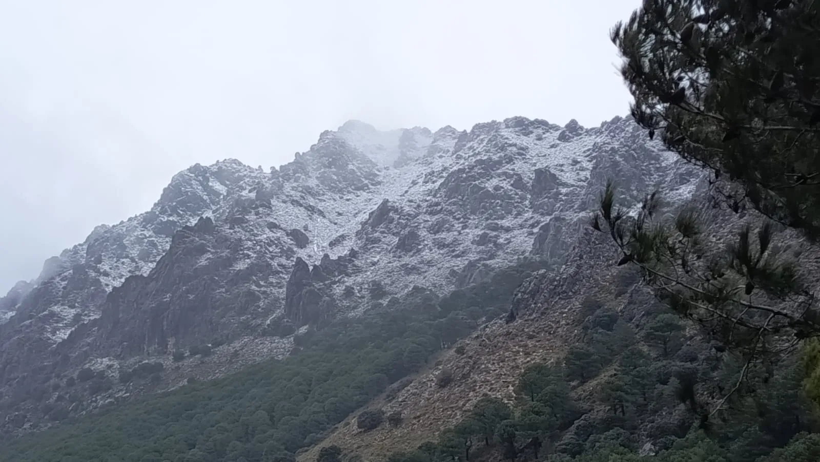 Imagen de alguna las cotas mas sobresalientes de la provincia con un retrato clásicamente invernal