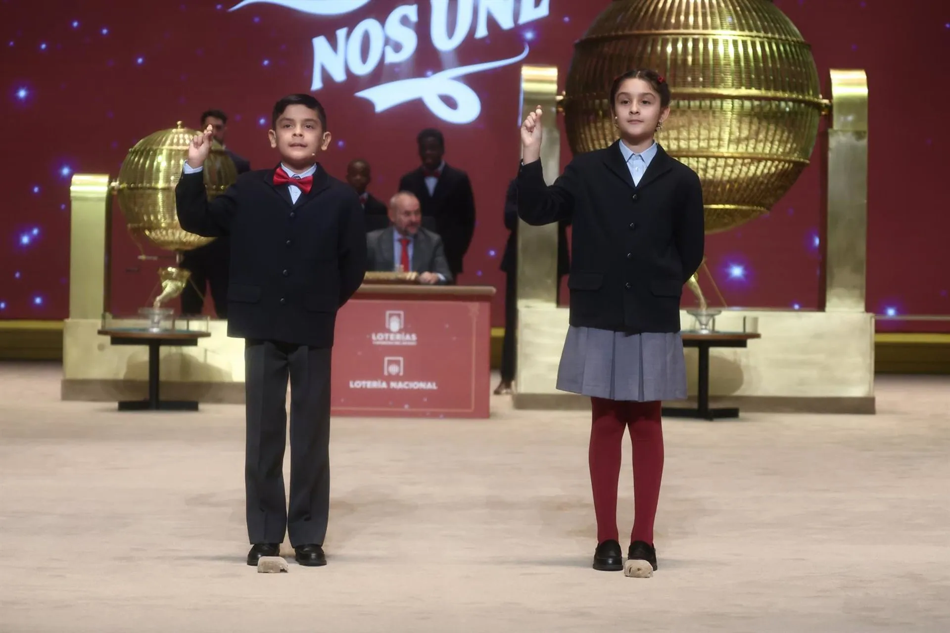 Dos niños del Colegio de San Ildefonso, cantan el tercer premio durante el sorteo