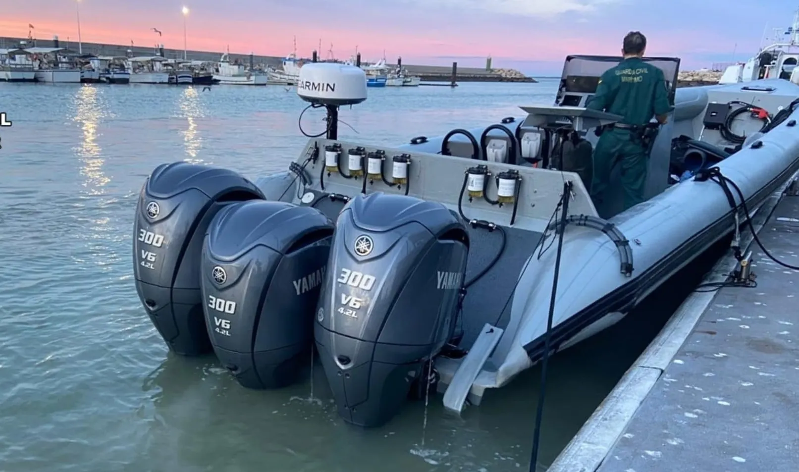 La lanchainterceptada inspeccionada por la Guardiia Civil en muelle