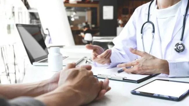 Un facultativo médico atiende a un paciente en consulta. 