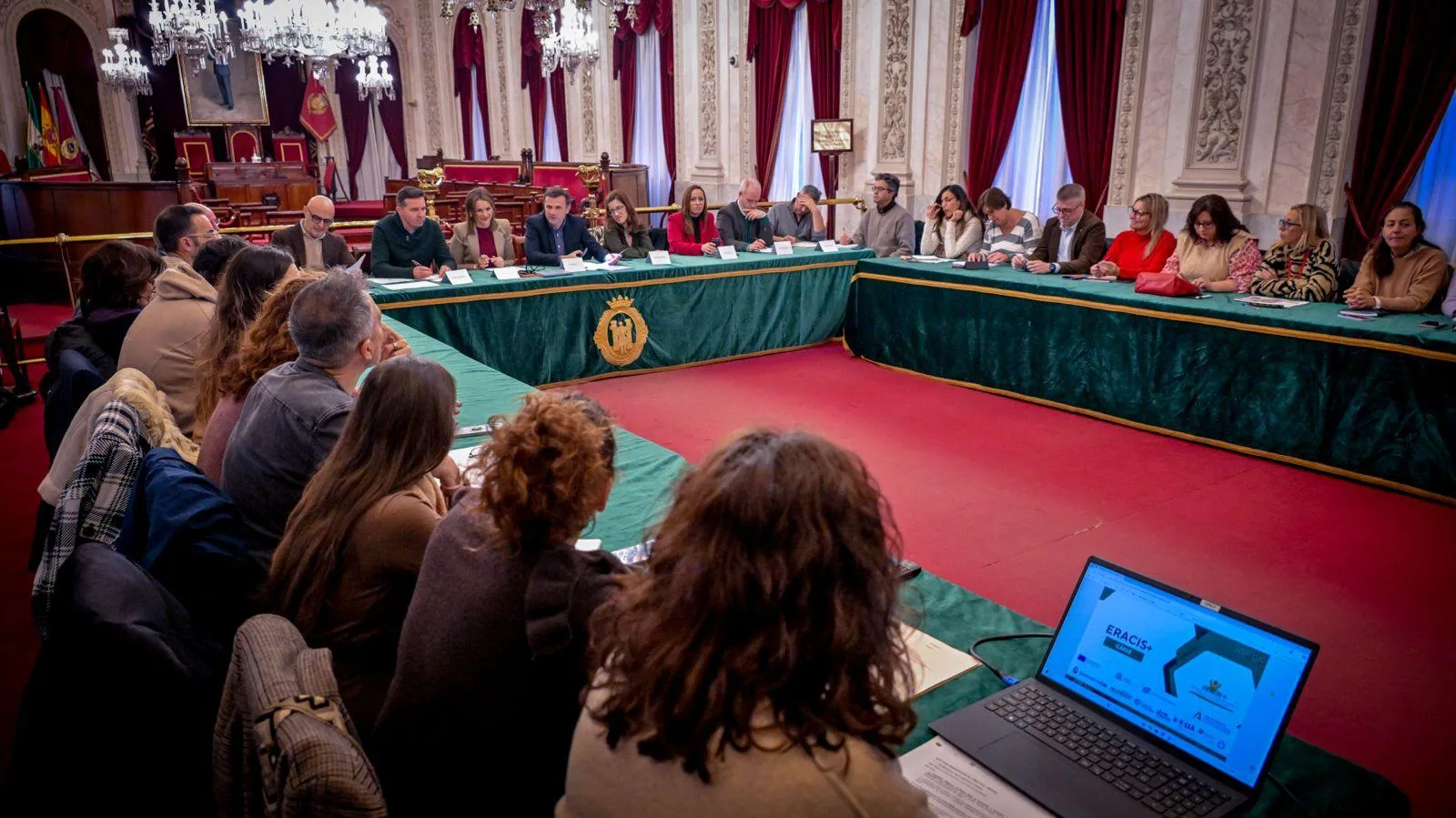 La sesión tuvo lugar en el Salón de Plenos del Ayuntamiento de Cádiz