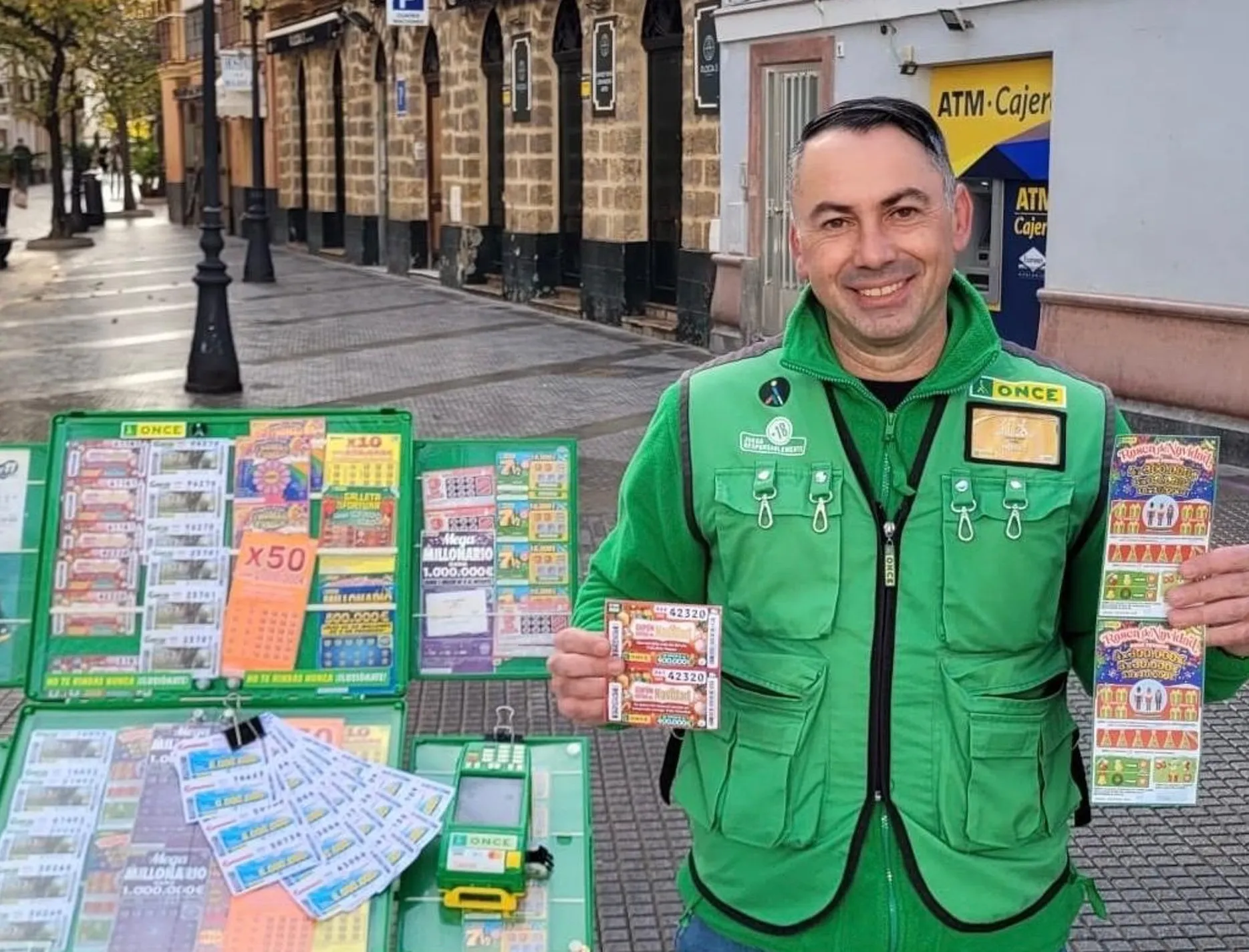 Moisés Mante, el vendedor que ha repartido la suerte en la calle Plocia, esquina con la plaza San Juan de Dios