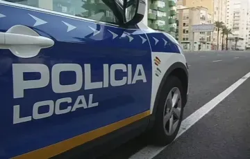 Vehículo de fuerza de seguridad de servicio en la entrada de la ciudad en una imagen de archivo