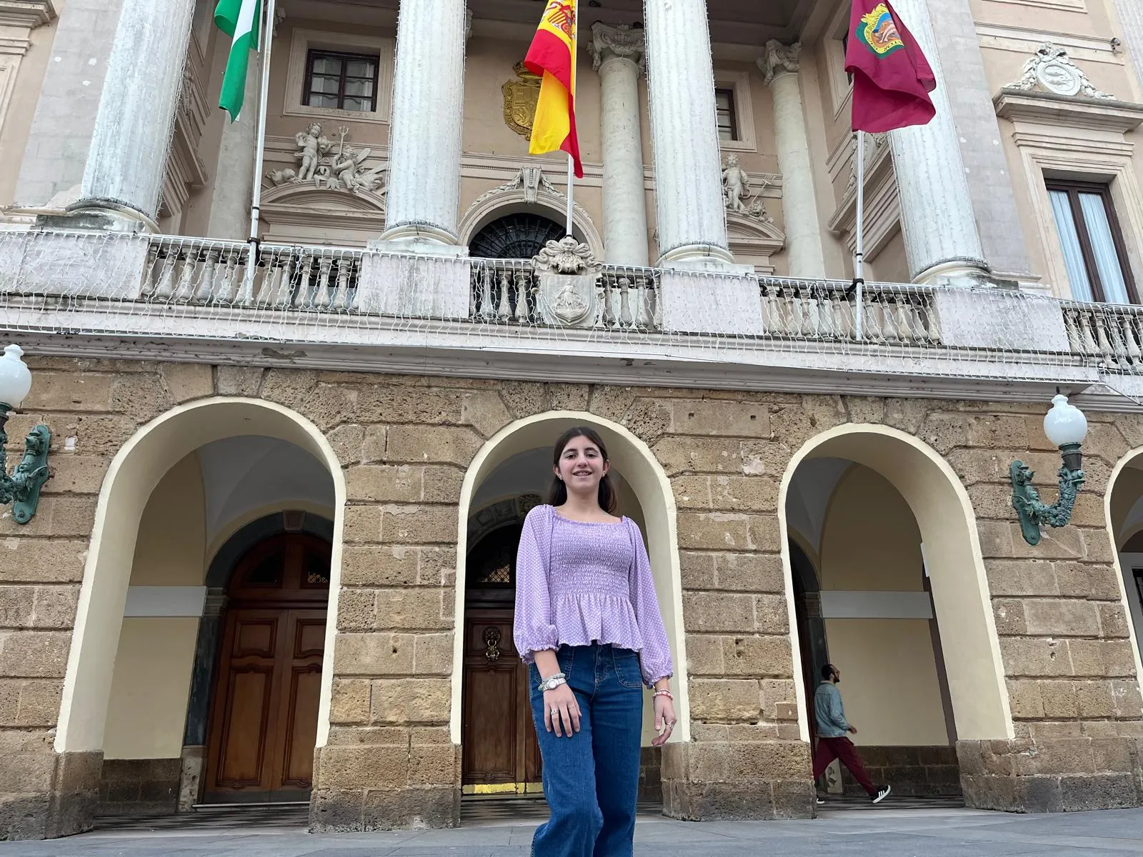 La joven elegida ante el Ayuntamiento de Cádiz