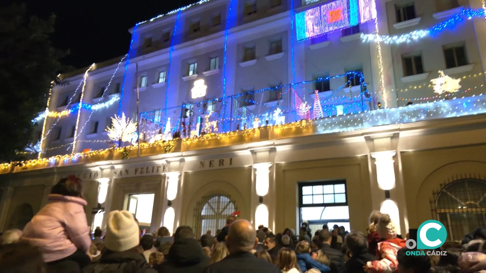 El Colegio San Felipe Neri iluminado con luces de Navidad. 