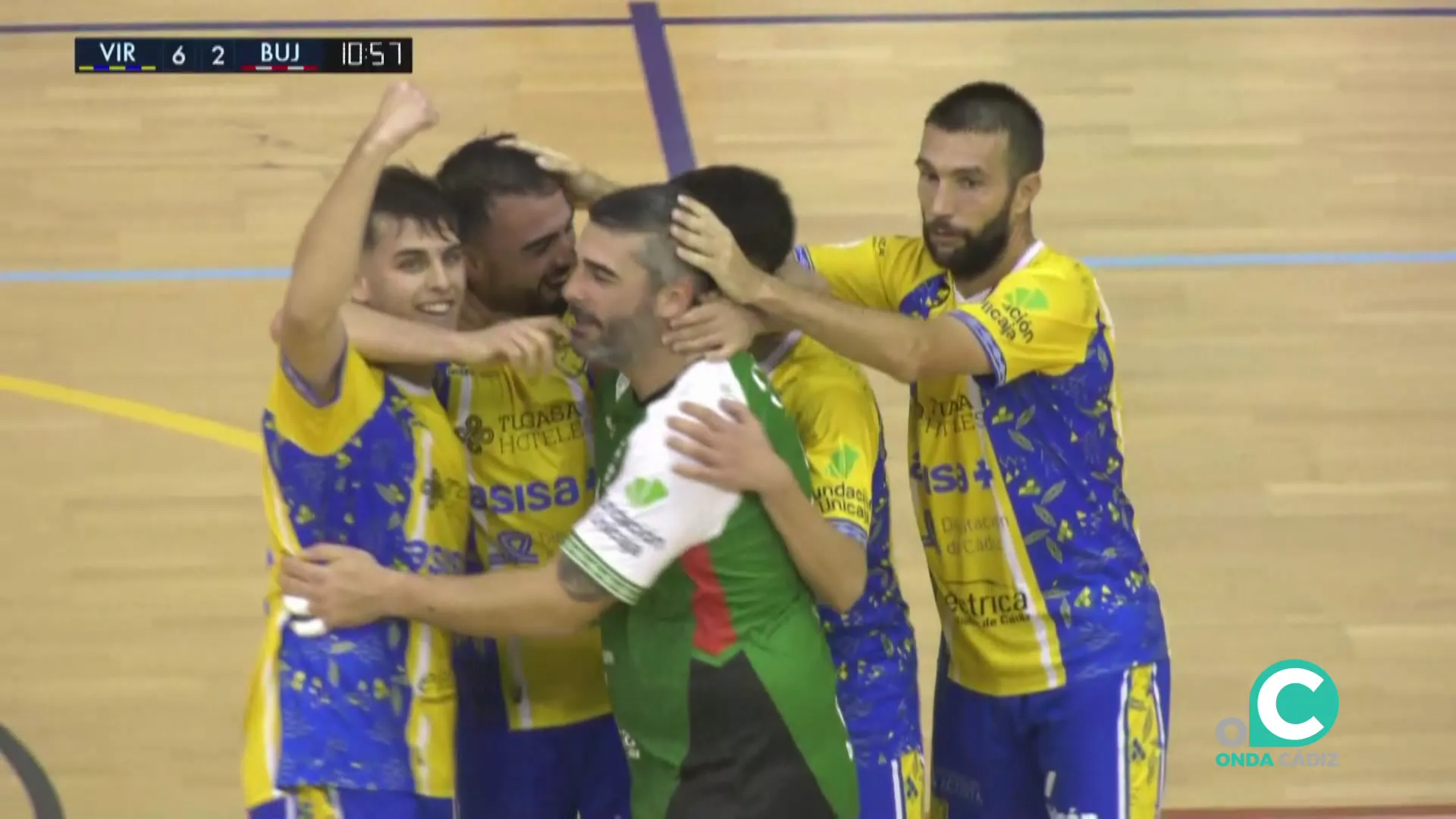 Los jugadores locales celebran su alegría tras uno de los tantos ante su rival cordobés