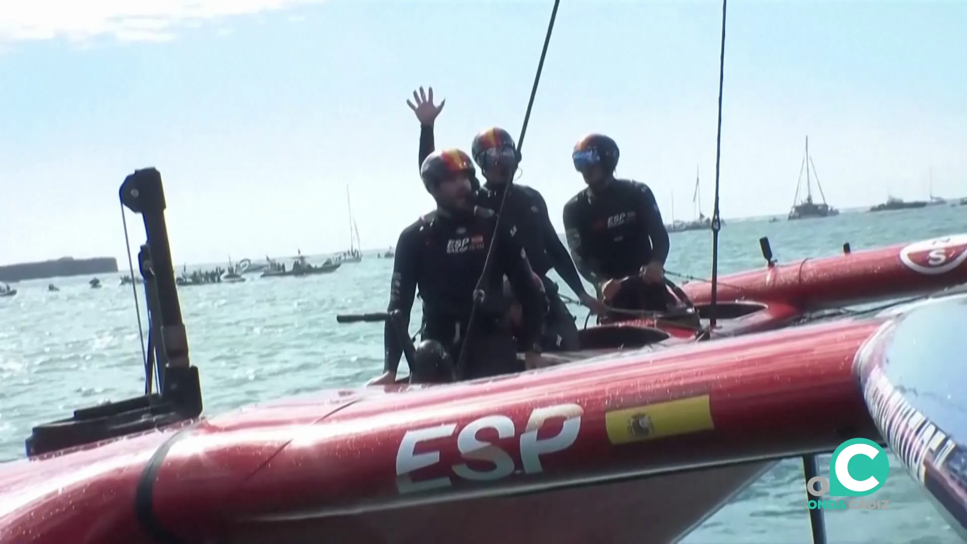 Tripulantes de la embarcación hispana saliudan tras una de las pruebas