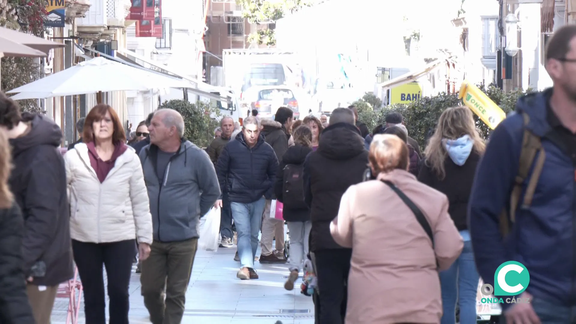Personas circulan por una de las calles del centro de la capital gaditana