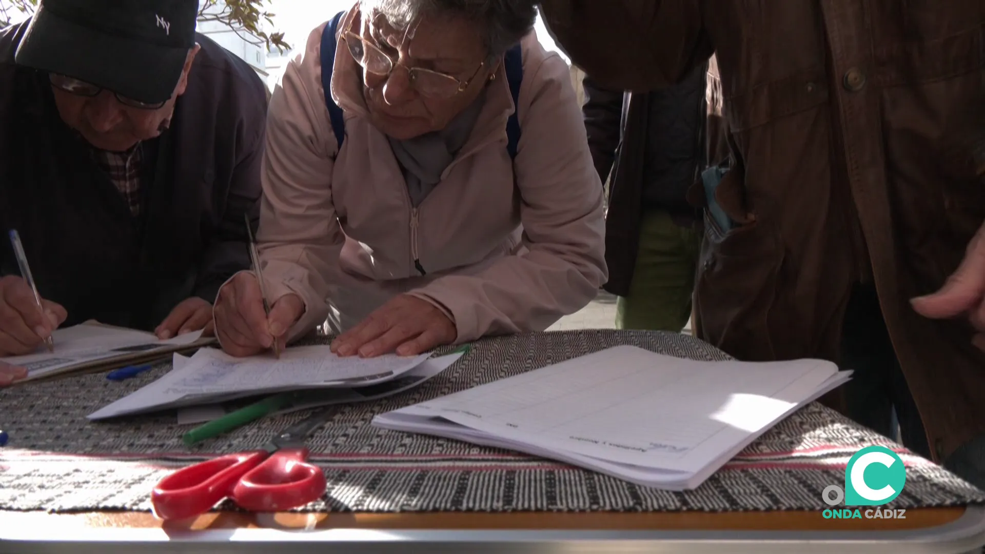 Varias personas estampan su rúbrica este martes 