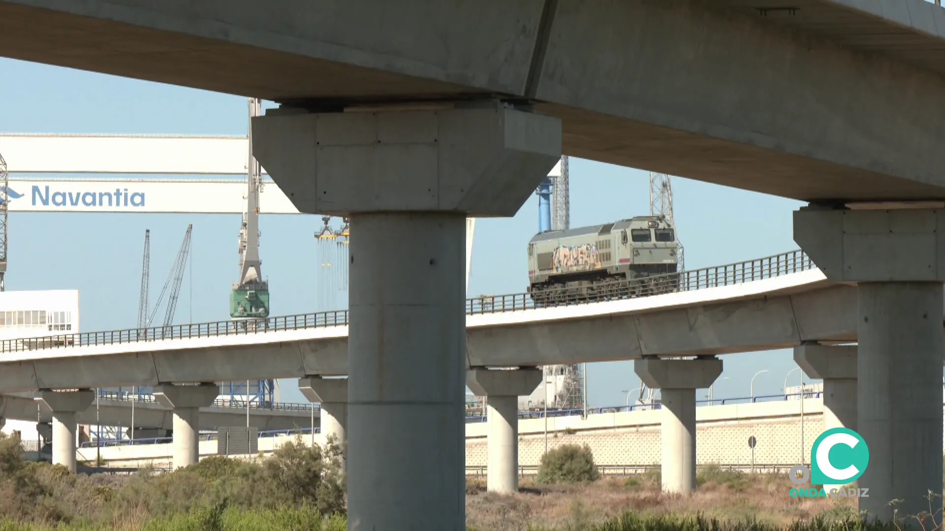 Una locomotora transita sobre uno de los ramales en la localidad de Puerto Real