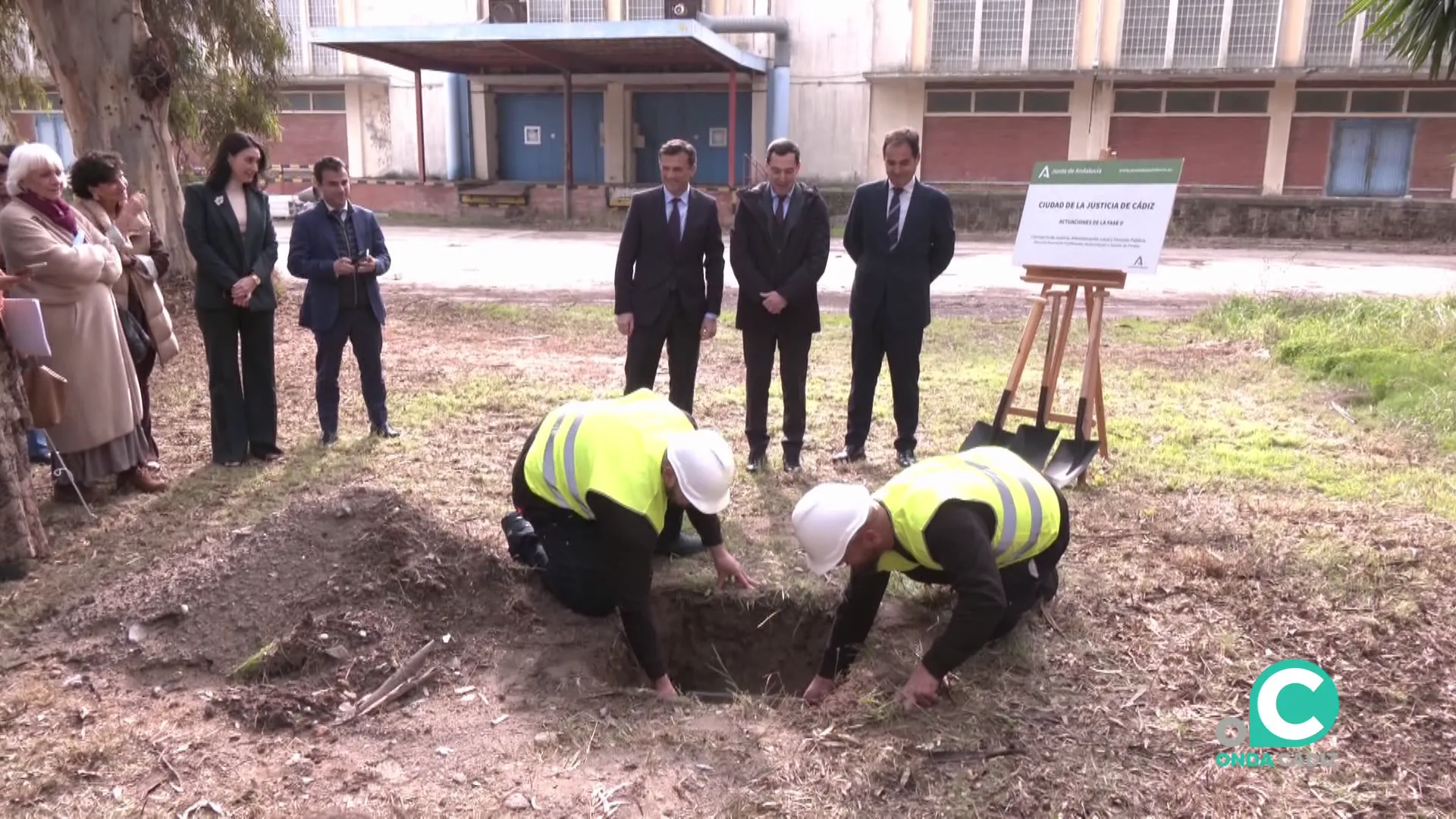 Autoridades durante el acto de este lunes