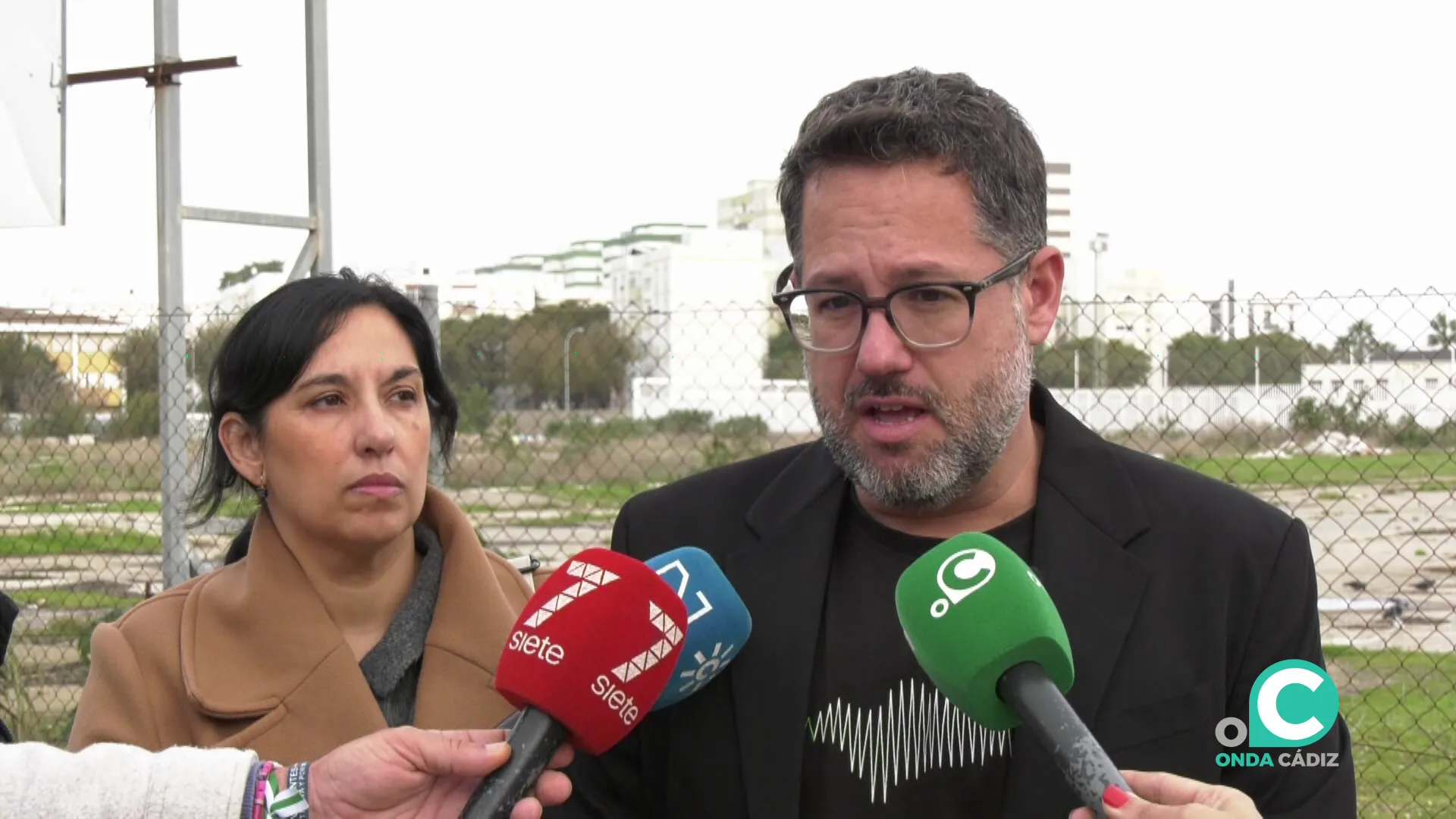 El dirigente de la formación atiente a los medios en los terrenos donde se proyecta el futuro centro