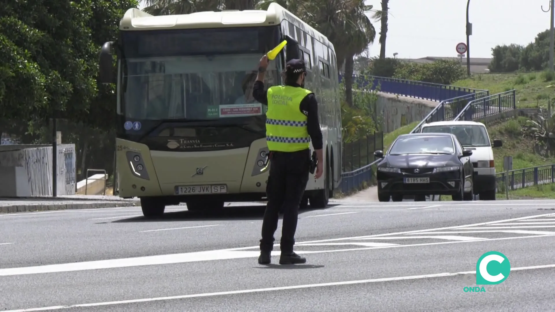 Agente ordena el tráfico a la entrada de la capital gaditana