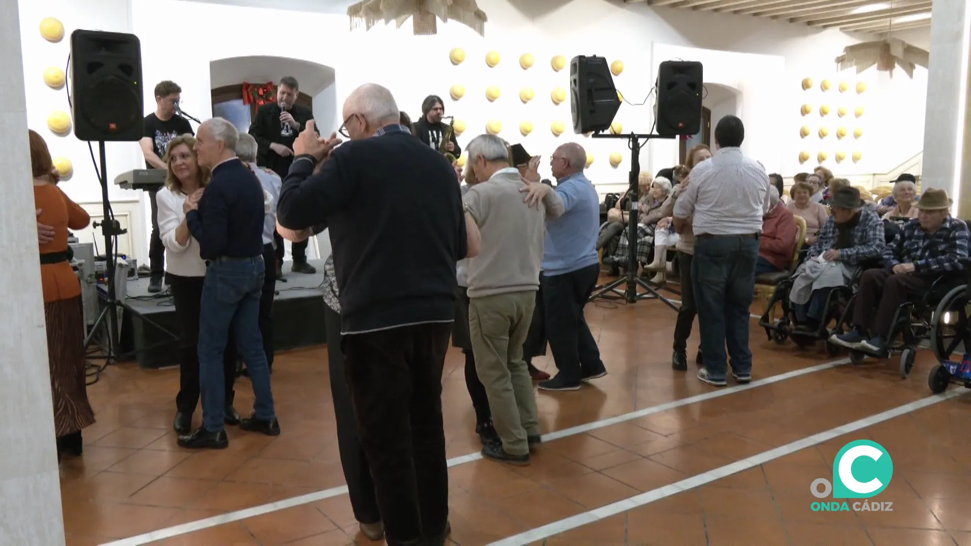 El baile amenizó la velada entre los presentes