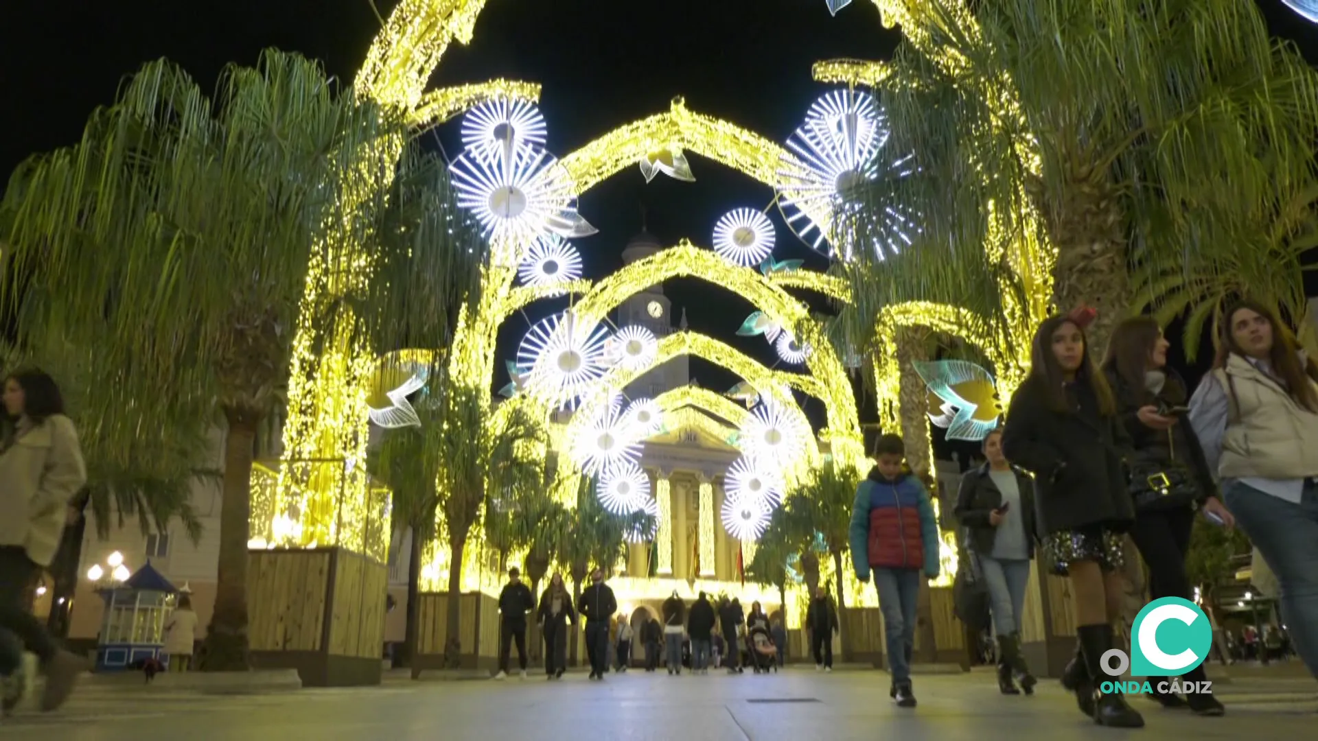 Detalle de la iluminación navideña en la plaza San Juan de Dios