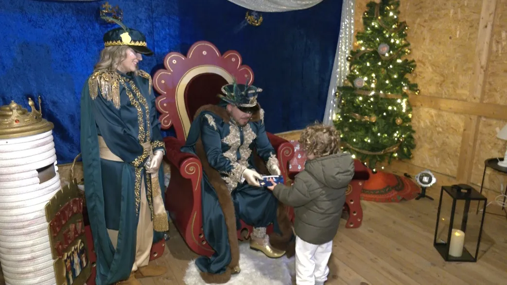 El Cartero Real y su equipo ultiman la recogida de cartas ante la llegada de los Reyes Magos.