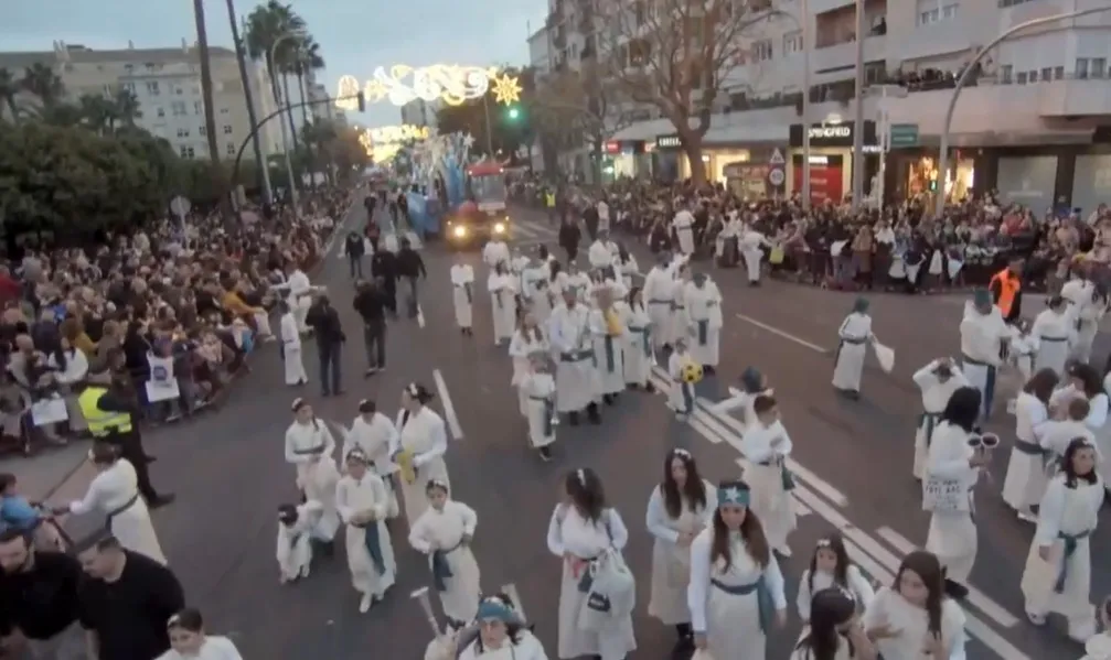 La Agencia de Emergencias de Andalucía recomienda extremar la vigilancia de los niños durante el cortejo de las cabalgatas .