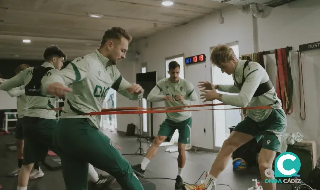 El equipo ha comenzado la sesión con trabajo preventivo en el gimnasio (Foto: Cádiz CF)