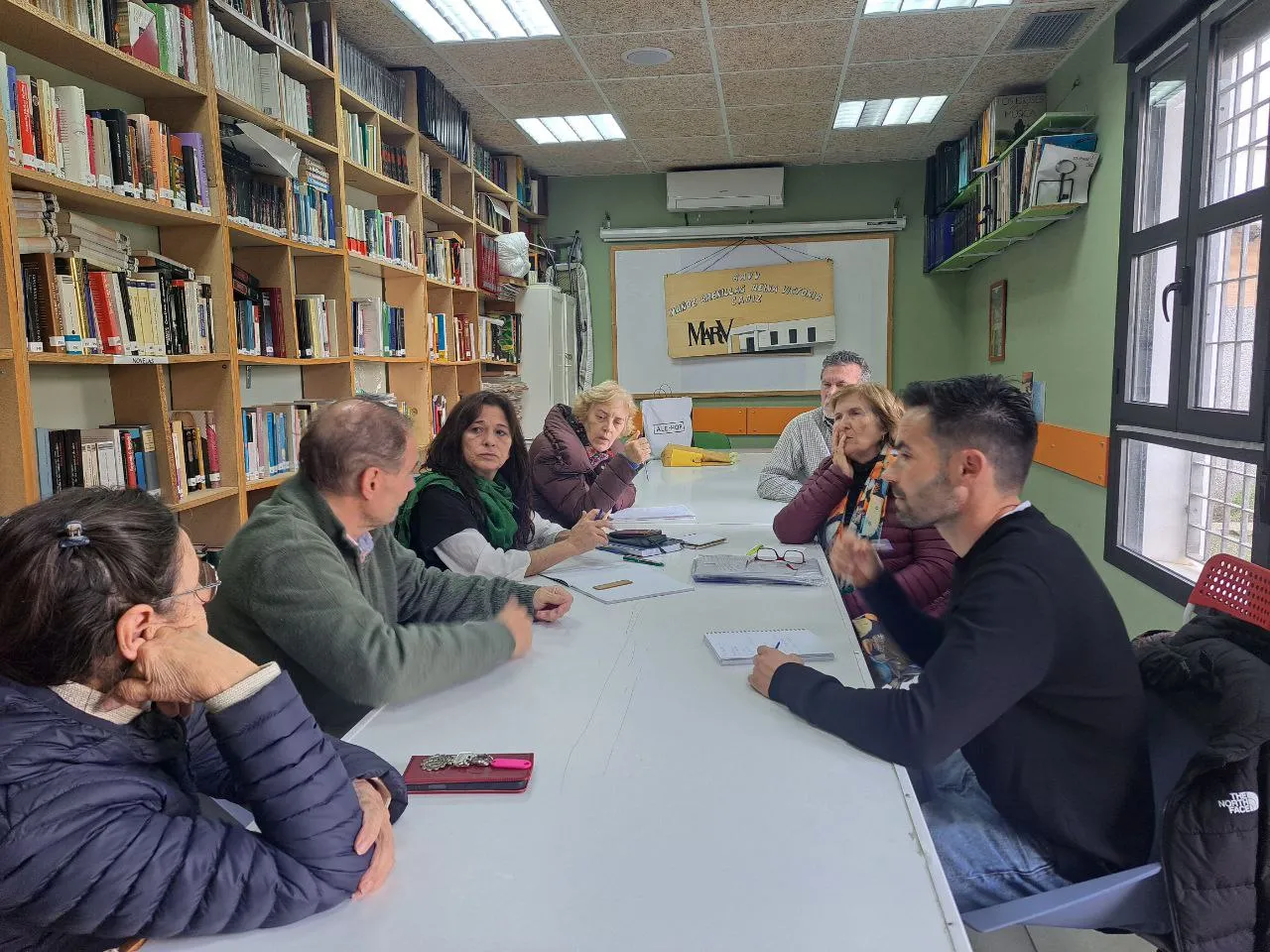 Momento del encuentro de los ediles de AIG con los representantes vecinales