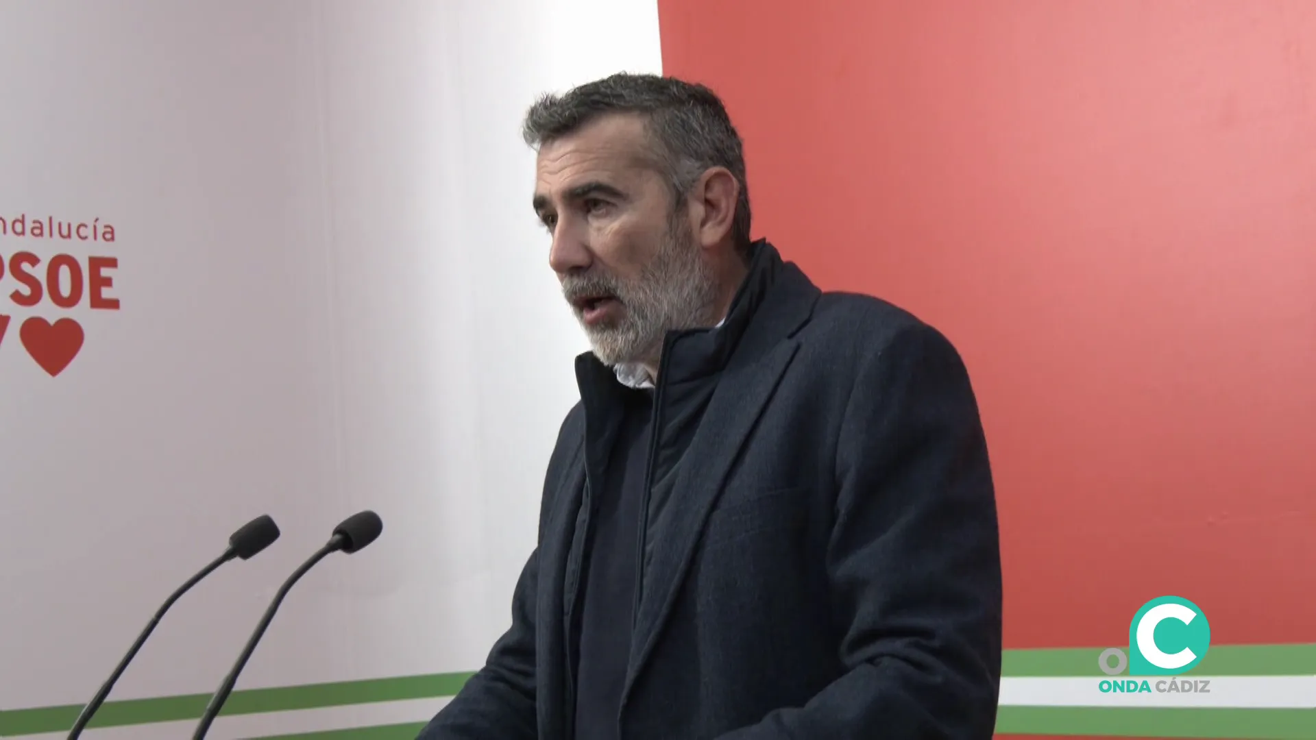 El portavoz del Grupo Socialista, Javier Pizarro, en atención a los medios. 