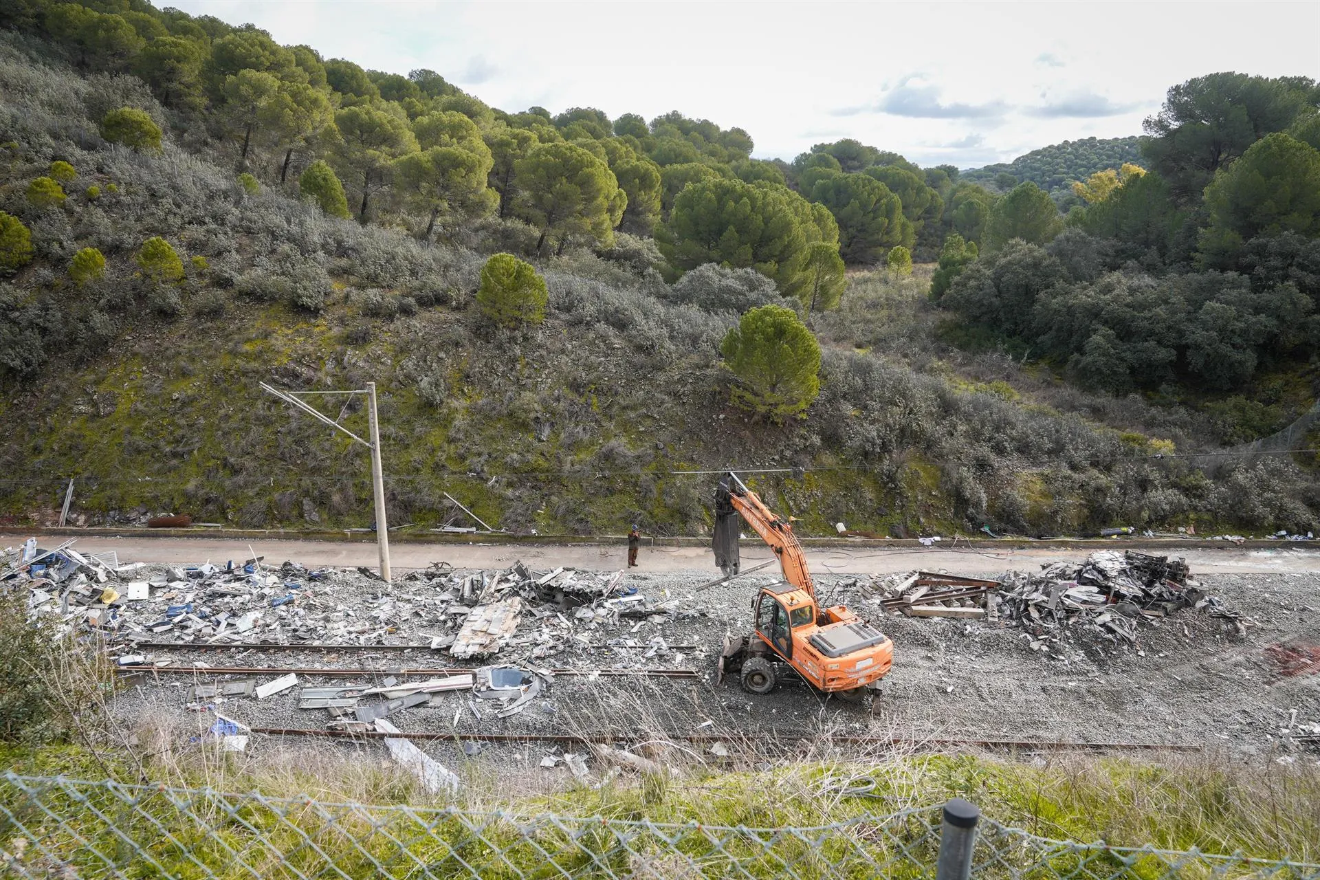 Trabajadores realizan tareas de retirada de los restos de los vagones en el punto de las vías donde tuvo lugar el accidente de trenes de Adamuz, a 24 de enero de 2026 en Adamuz.