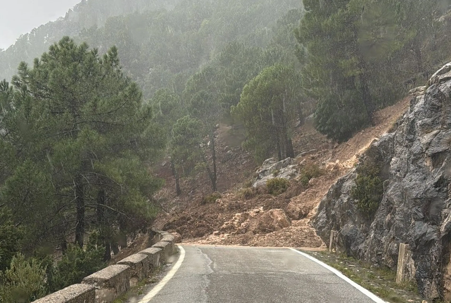 Grazalema-Zahara de la Sierra cerrada por deslizamiento de tierra