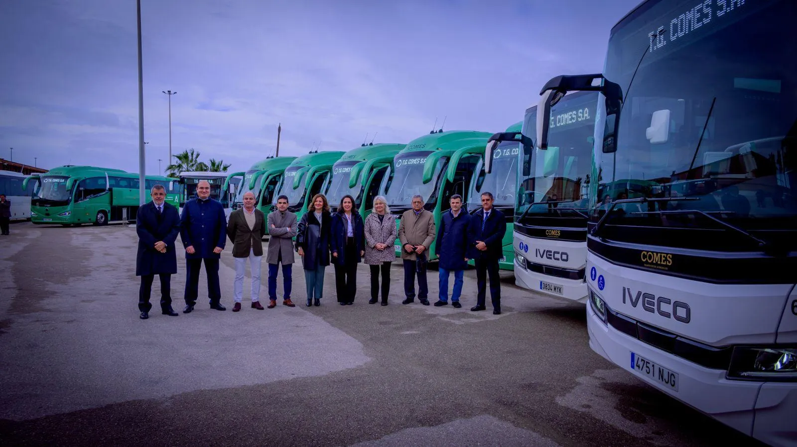 Autoridades y representantes de Transportes Generales Comes durante el acto