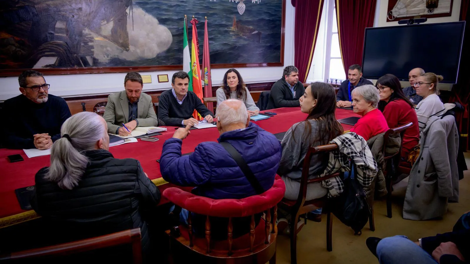 Reunión con una representación de los vecinos del edificio de la calle Dársena 1 y Explanada 1 y 3.