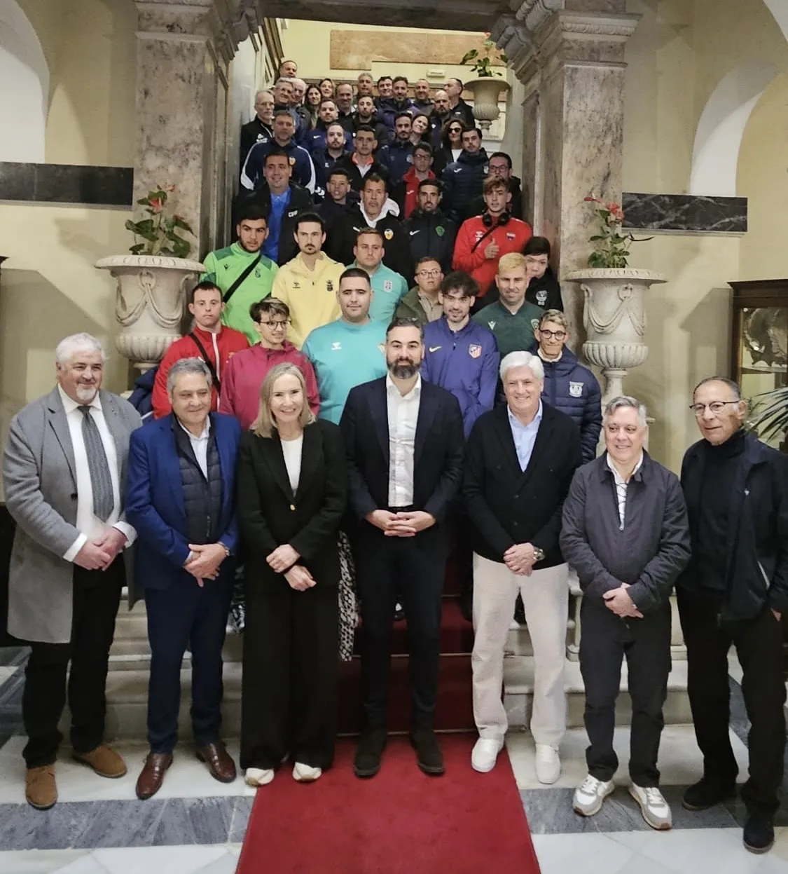 Jugadores de LaLiga Genuine en la escalinata del Ayuntamiento