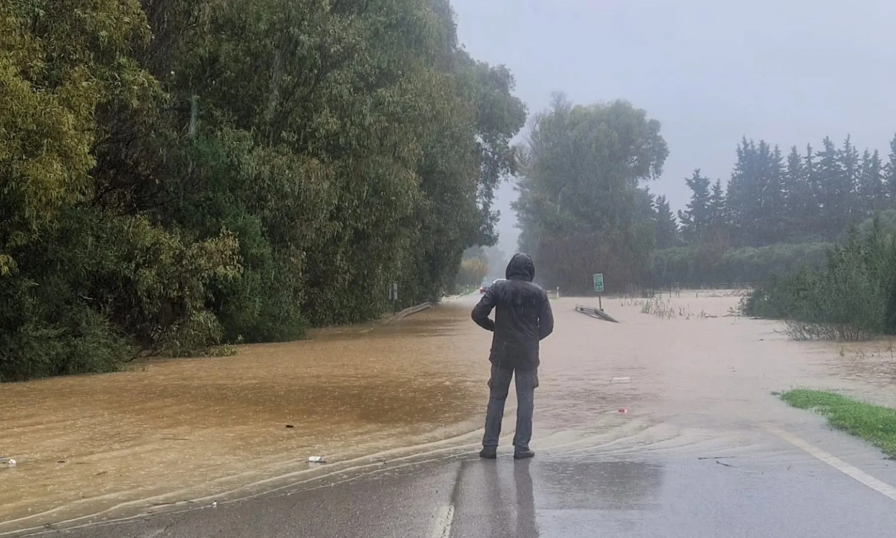 Carretera de acceso a la localidad gaditana inundada de agua el pasado 4 de enerio