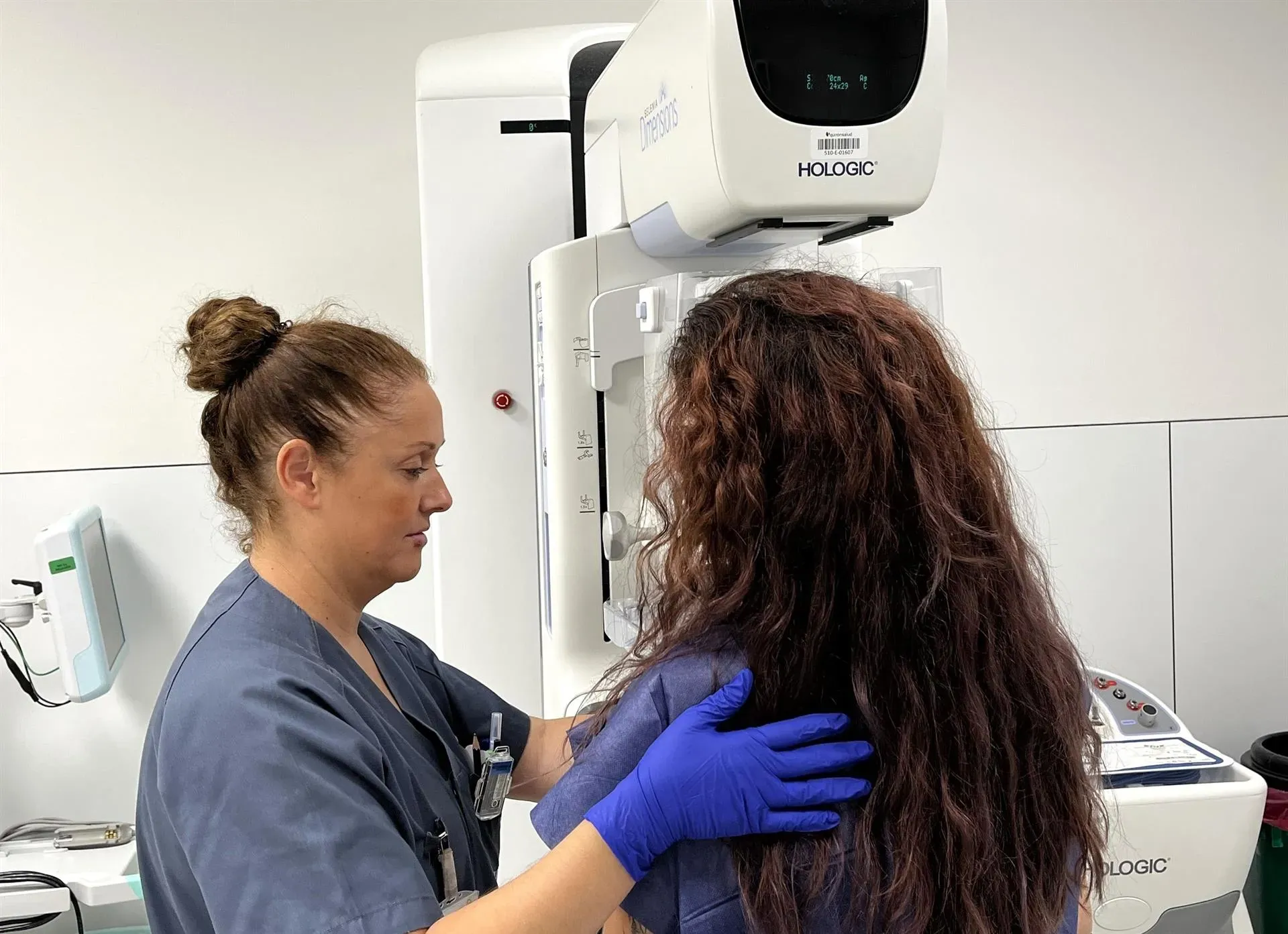 Una doctora realiza una mamografía en una imagen de archivo.