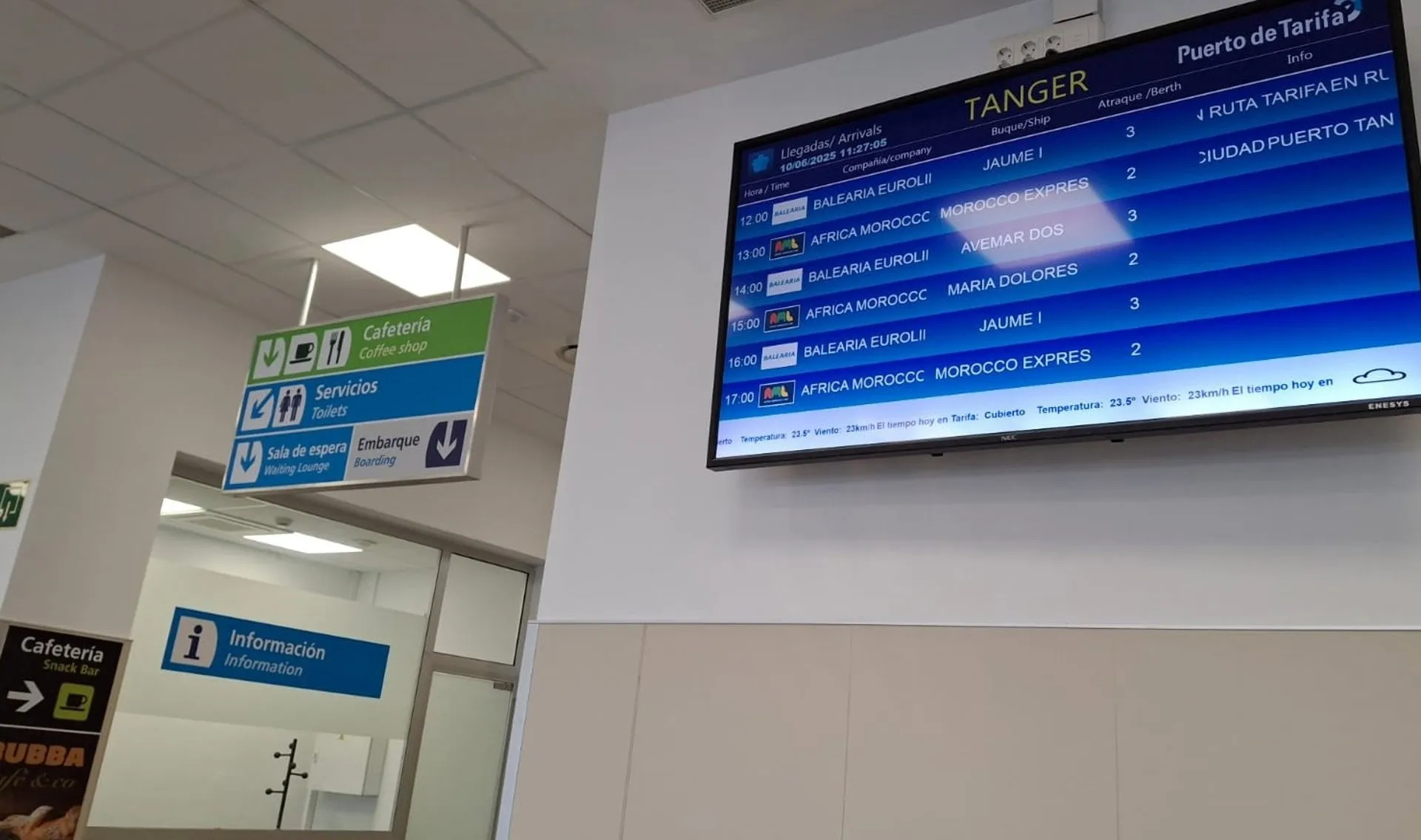 Pantalla de información a pasajeros en la estación marítima del puerto tarifeño