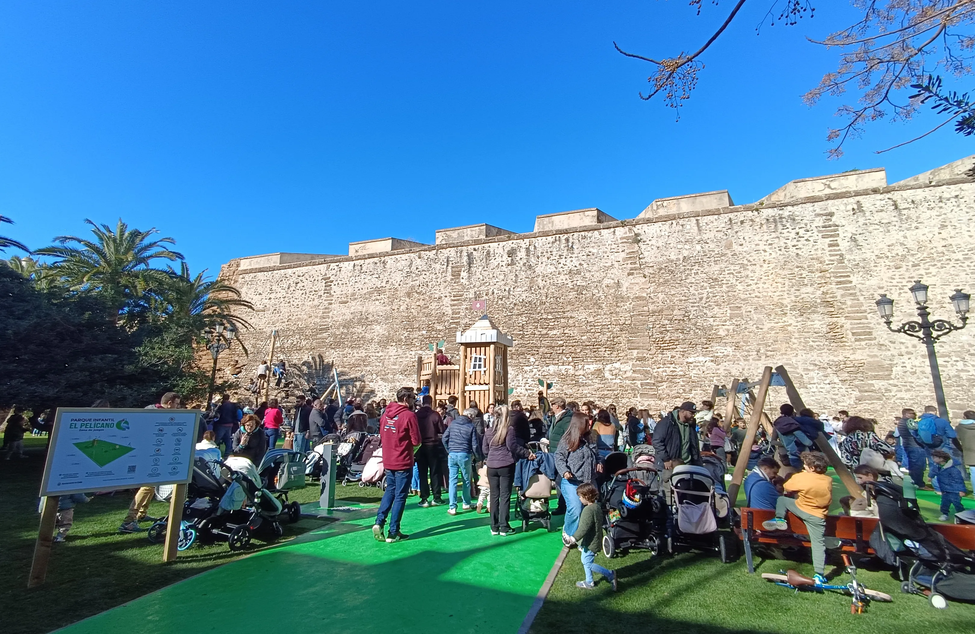 Cientos de familias se acercan al Parque 'El Pelícano', inaugurado este sábado 10 de enero. 