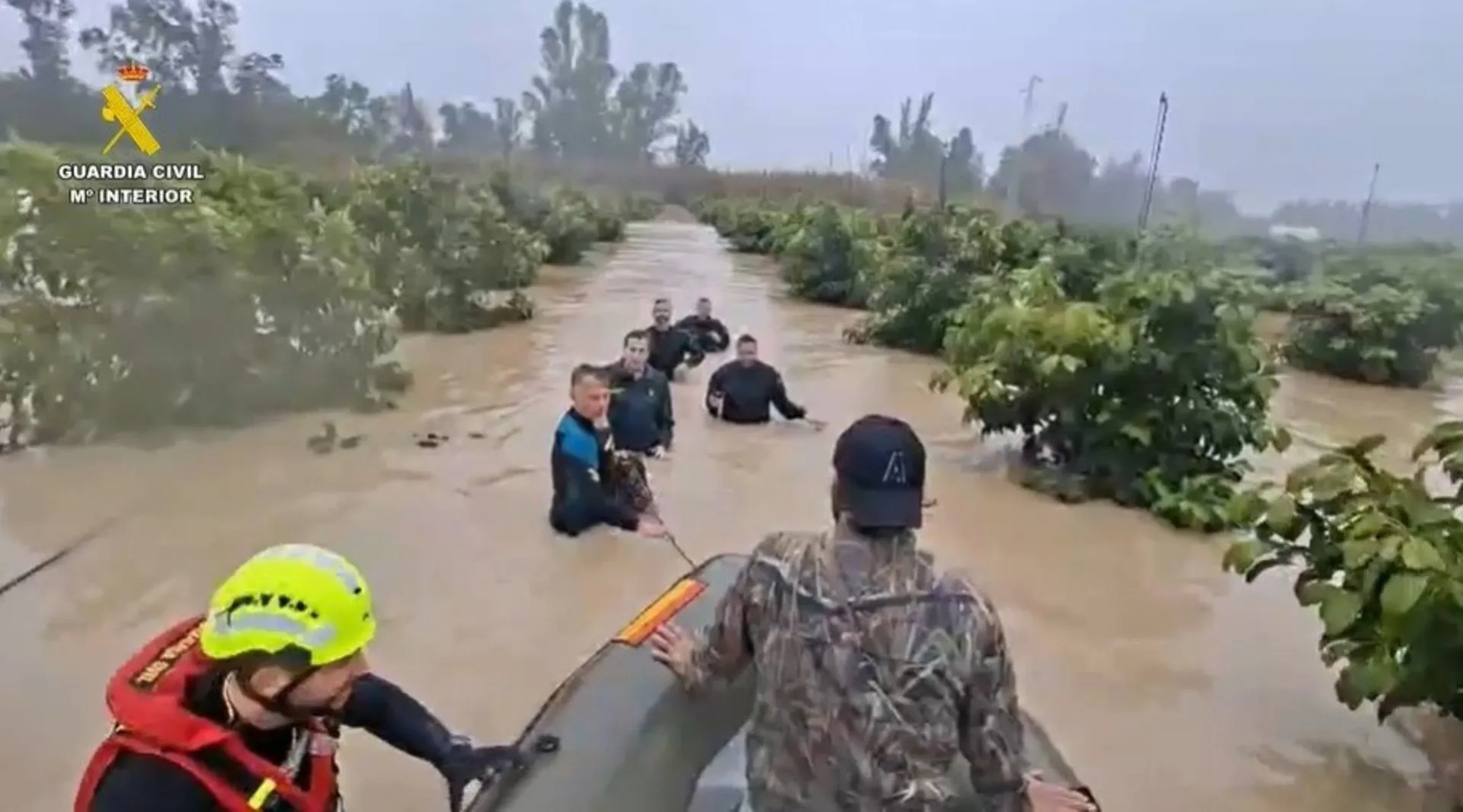 Agentes del Grupo Especial de Actividades Subacuáticas de la Guardia Civil evacuando a una persona en la localidad gaditana