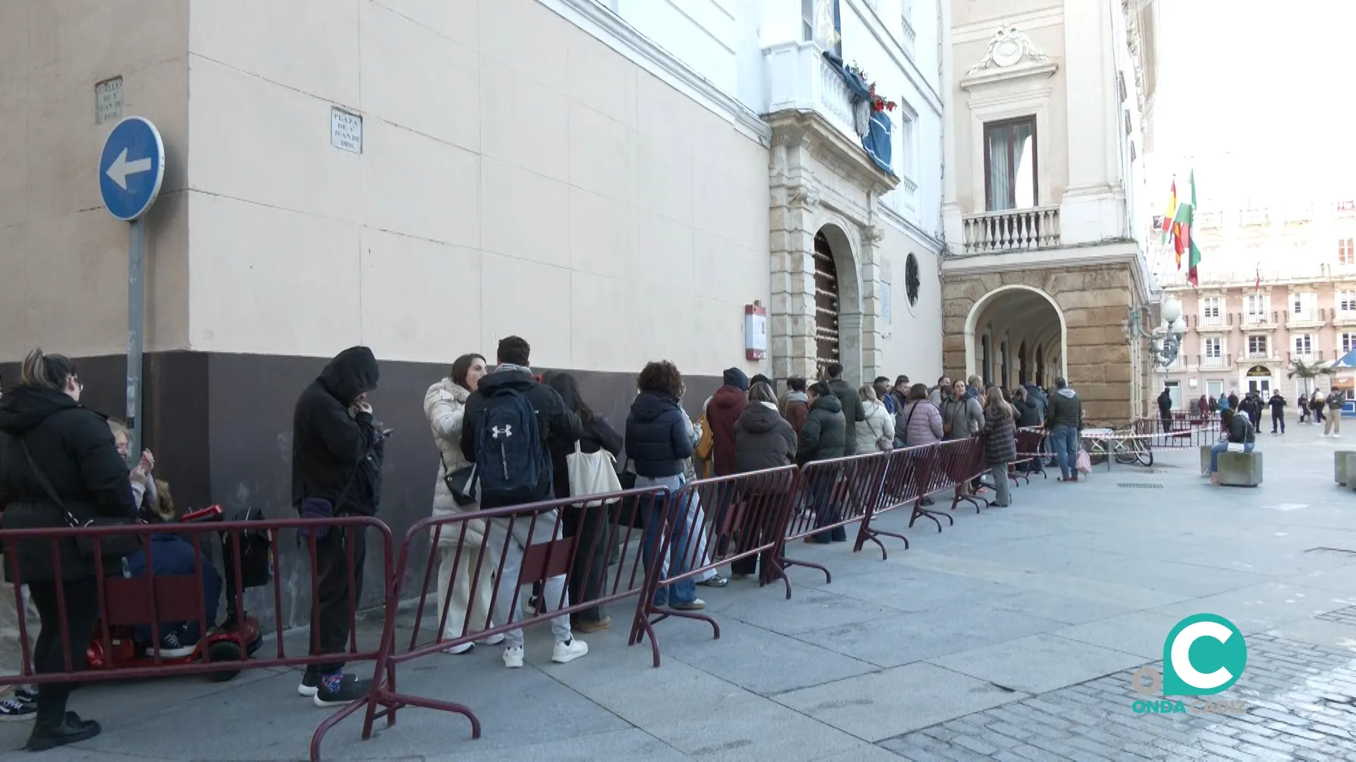 Largas colas para adquirir entradas del COAC 2026. 