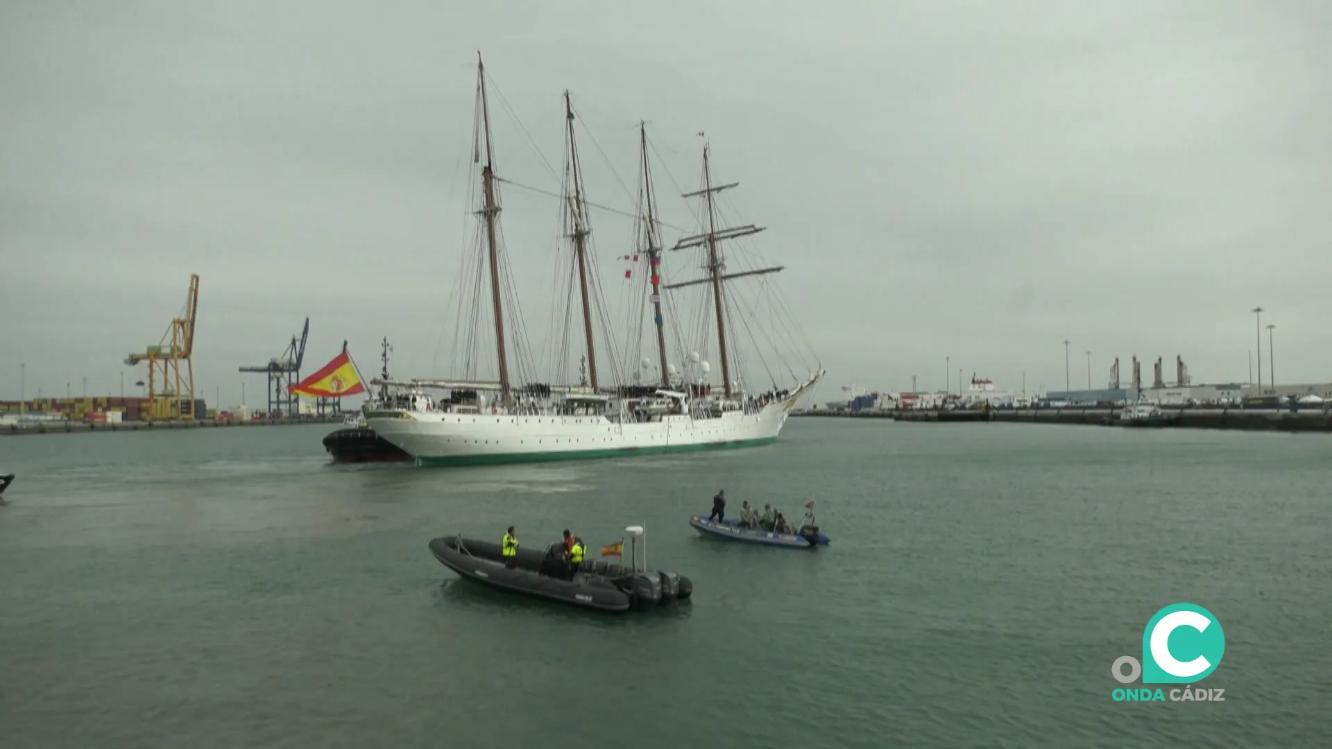 El navio de la Armada parte del muelle de Cádiz el pasado año