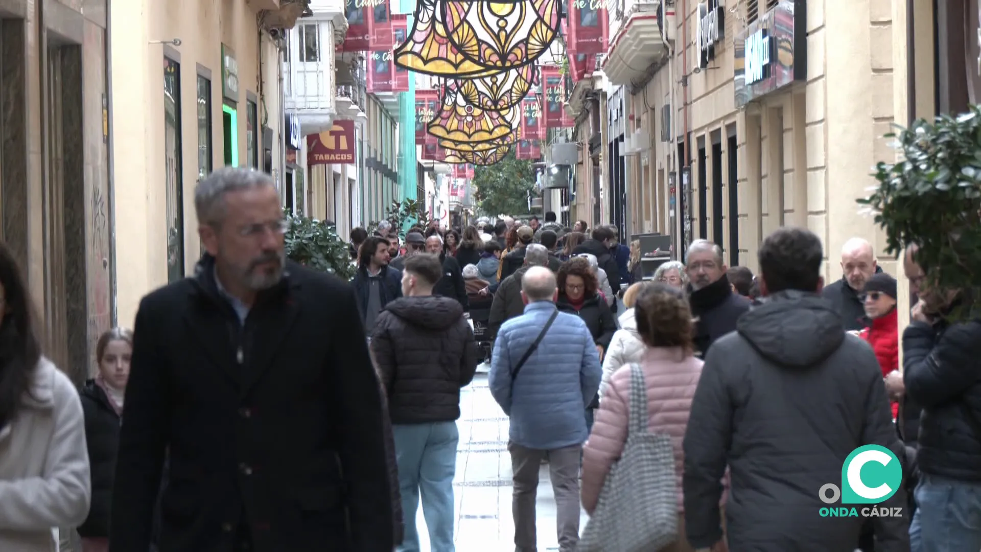Viandantes por una calle del centro de la capital gaditana