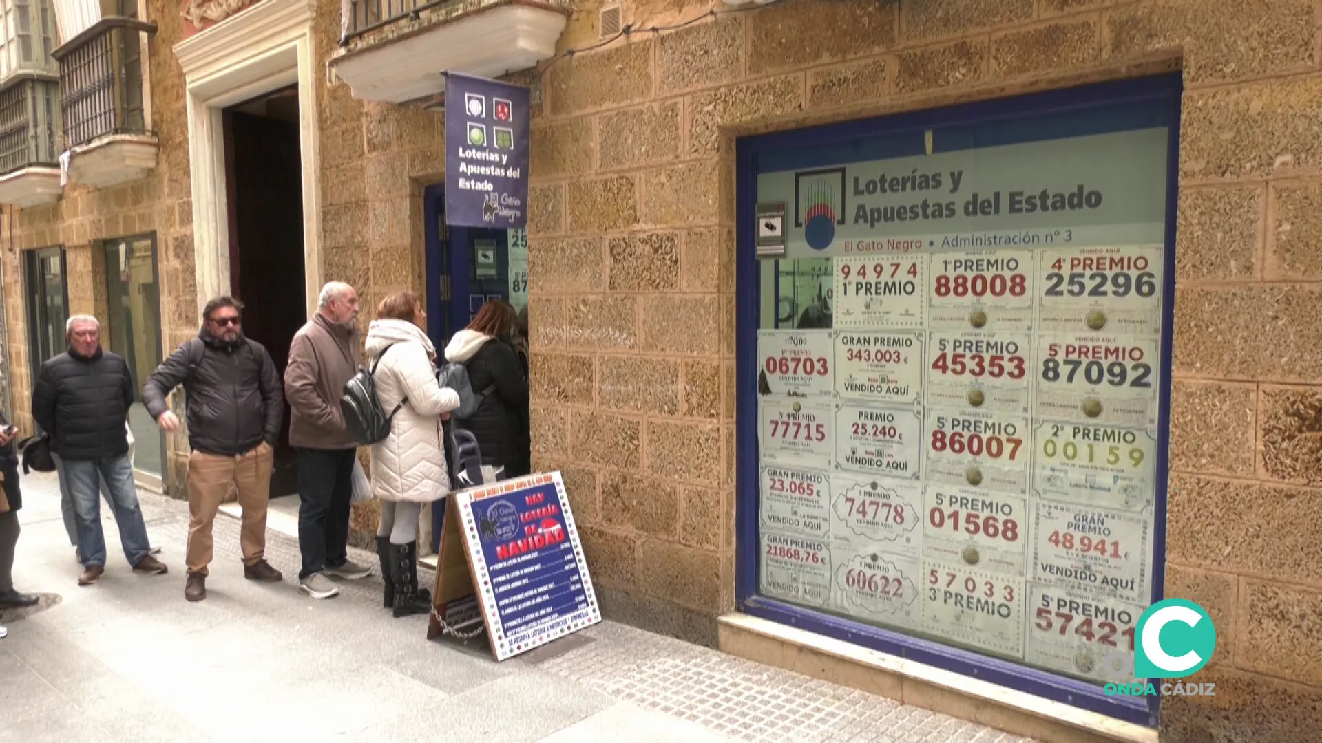 Colas de clientes en la calle José del Toro