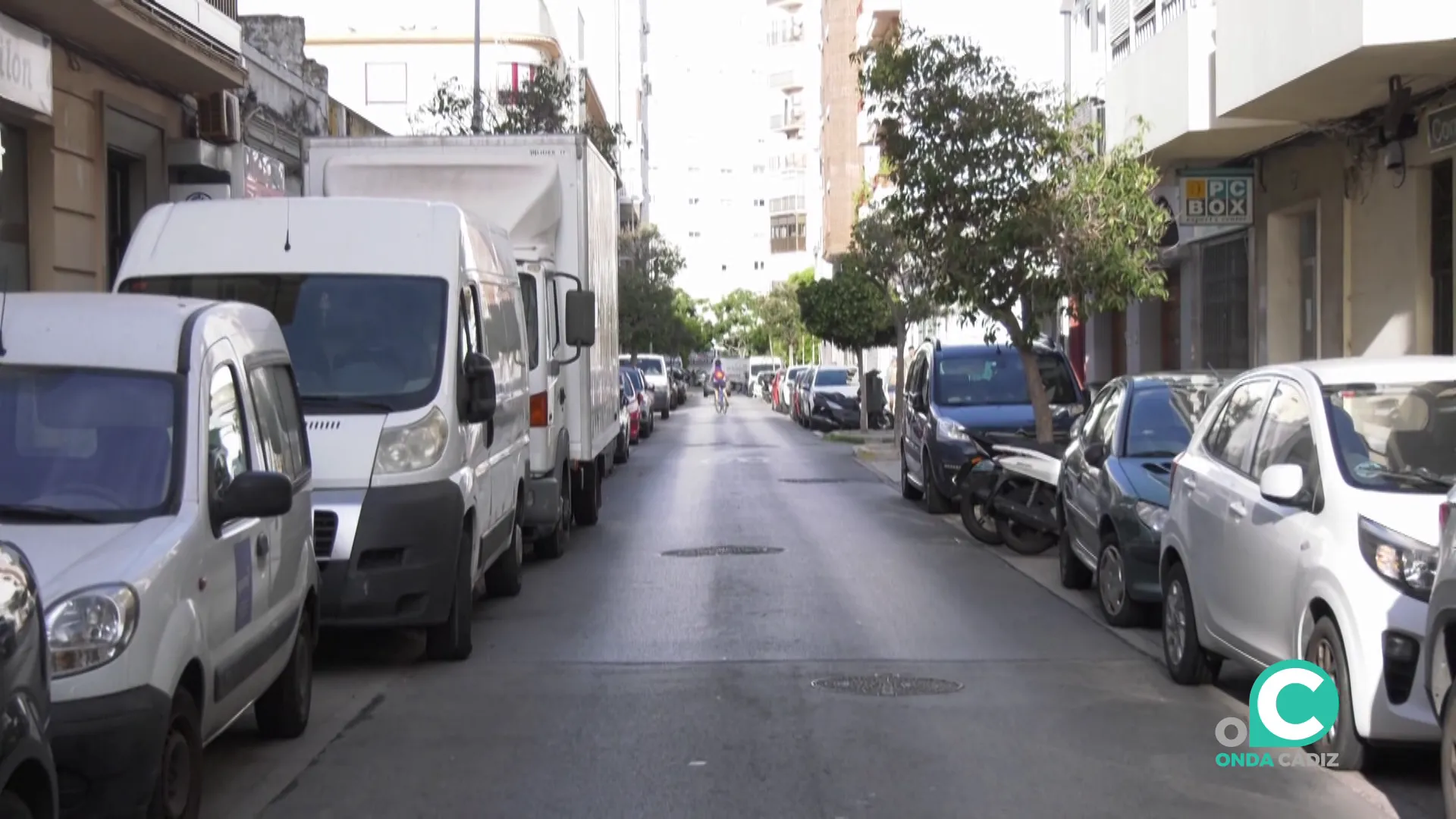 Vehículos estacionados en la via de extramuros