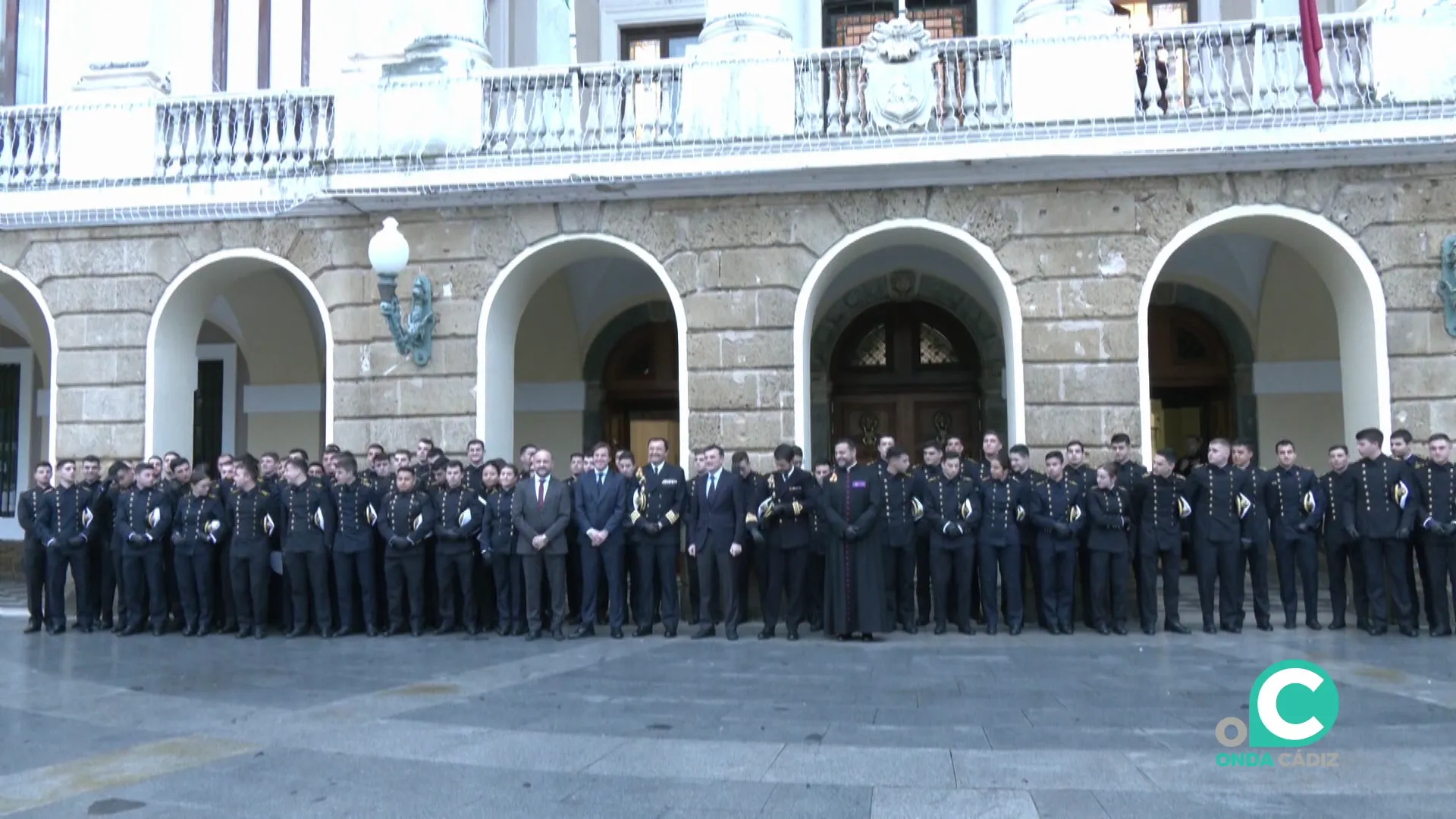 Autoridades y dotación en la plaza  de San Juan de Dios este viernes