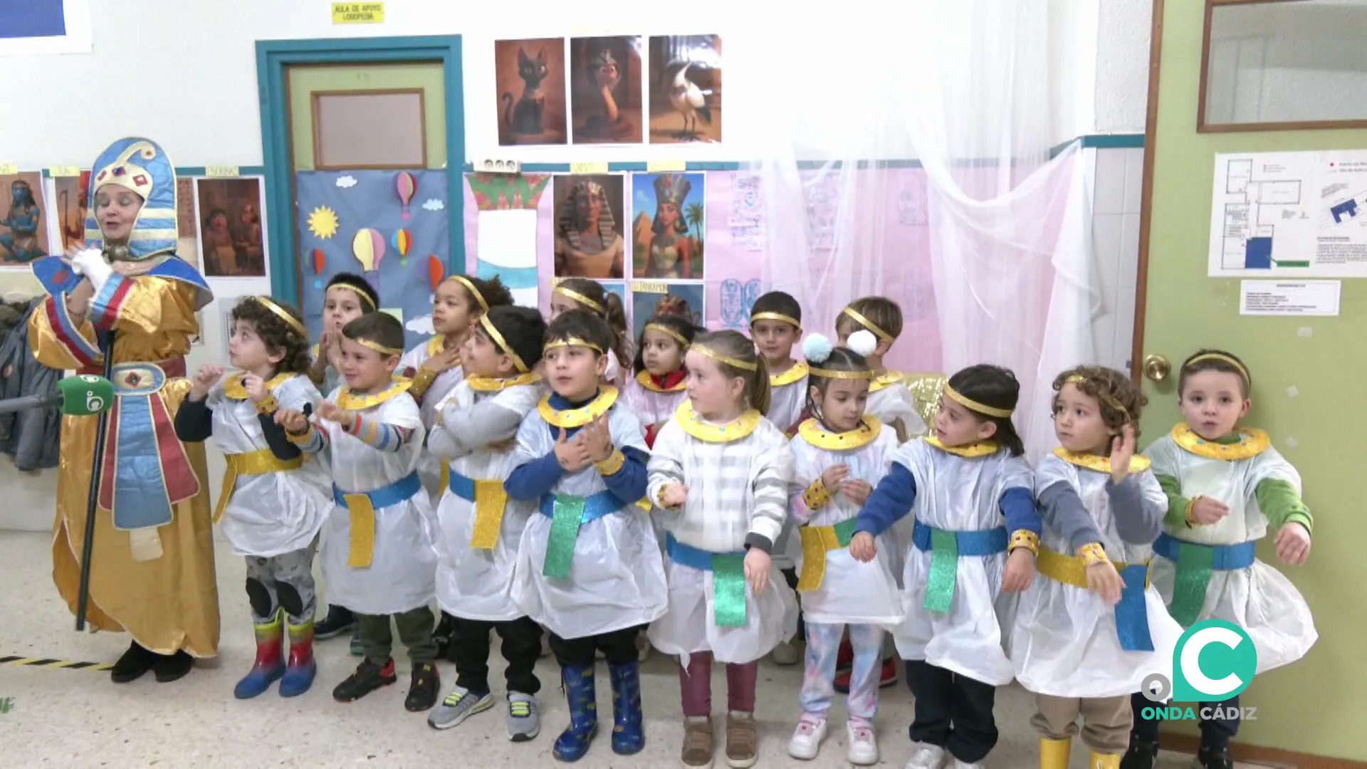 Los pequeños y su docente despliegan una coreografía propia de la actividad