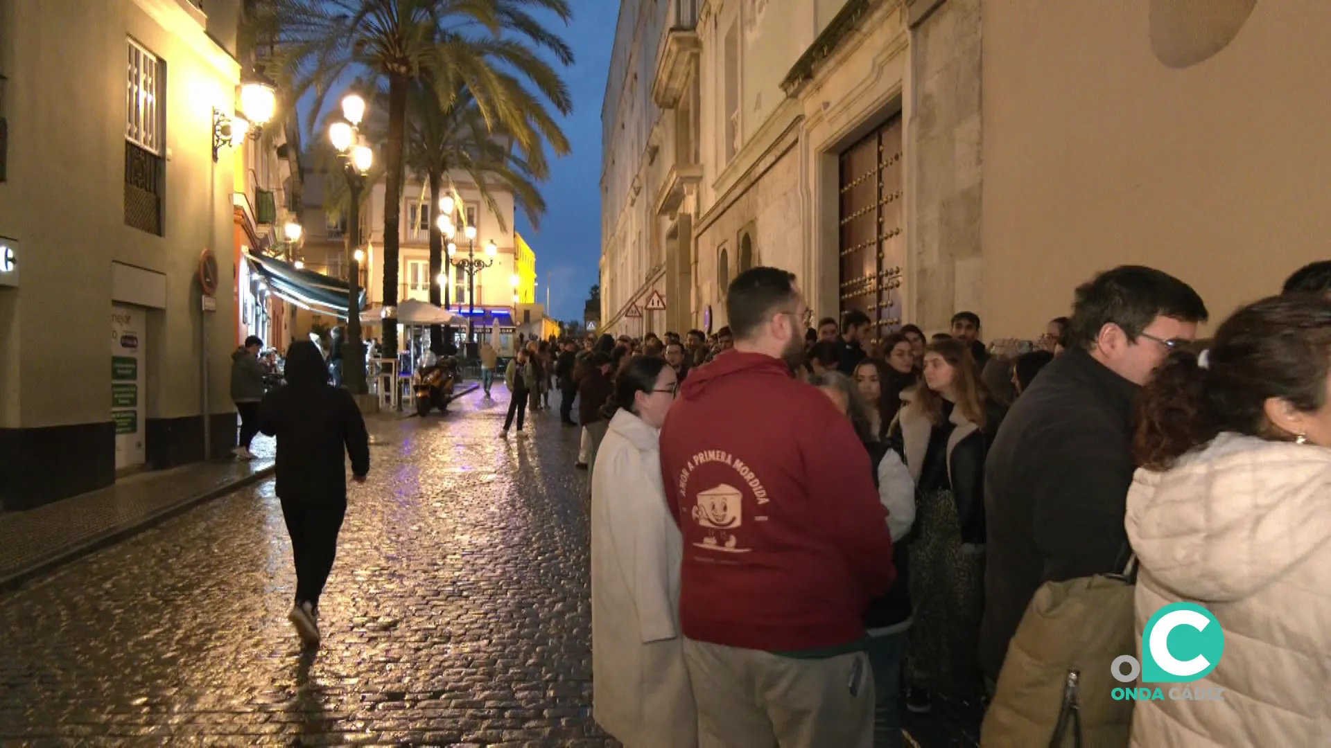 Aspecto de la fila formada en la calle San Juan de Dios junto al Ayuntamiento